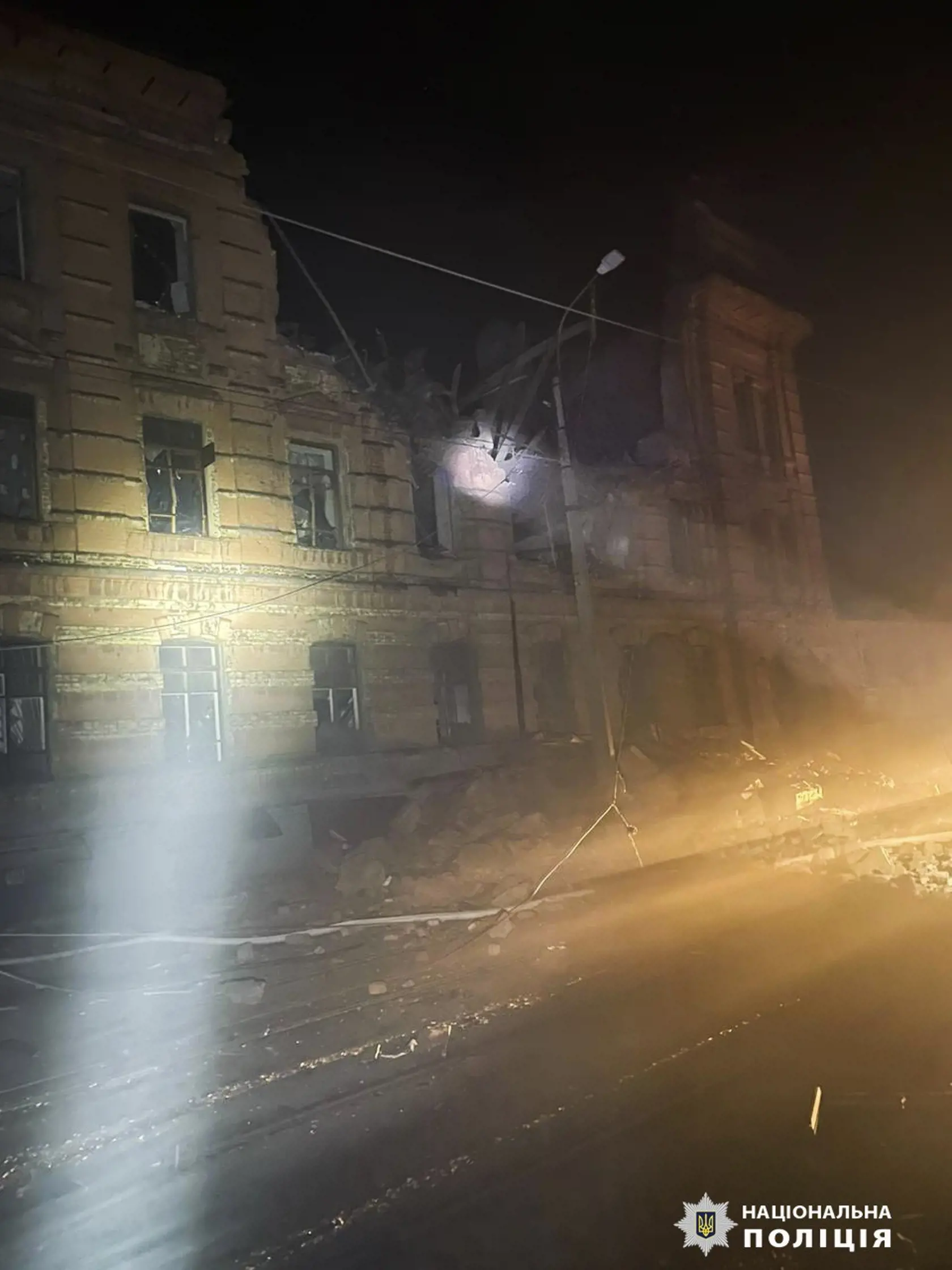 Obytná budova, ktorú poškodil  ruský dronový útok v meste Charkov na východe Ukrajiny v piatok 3. novembra 2023.