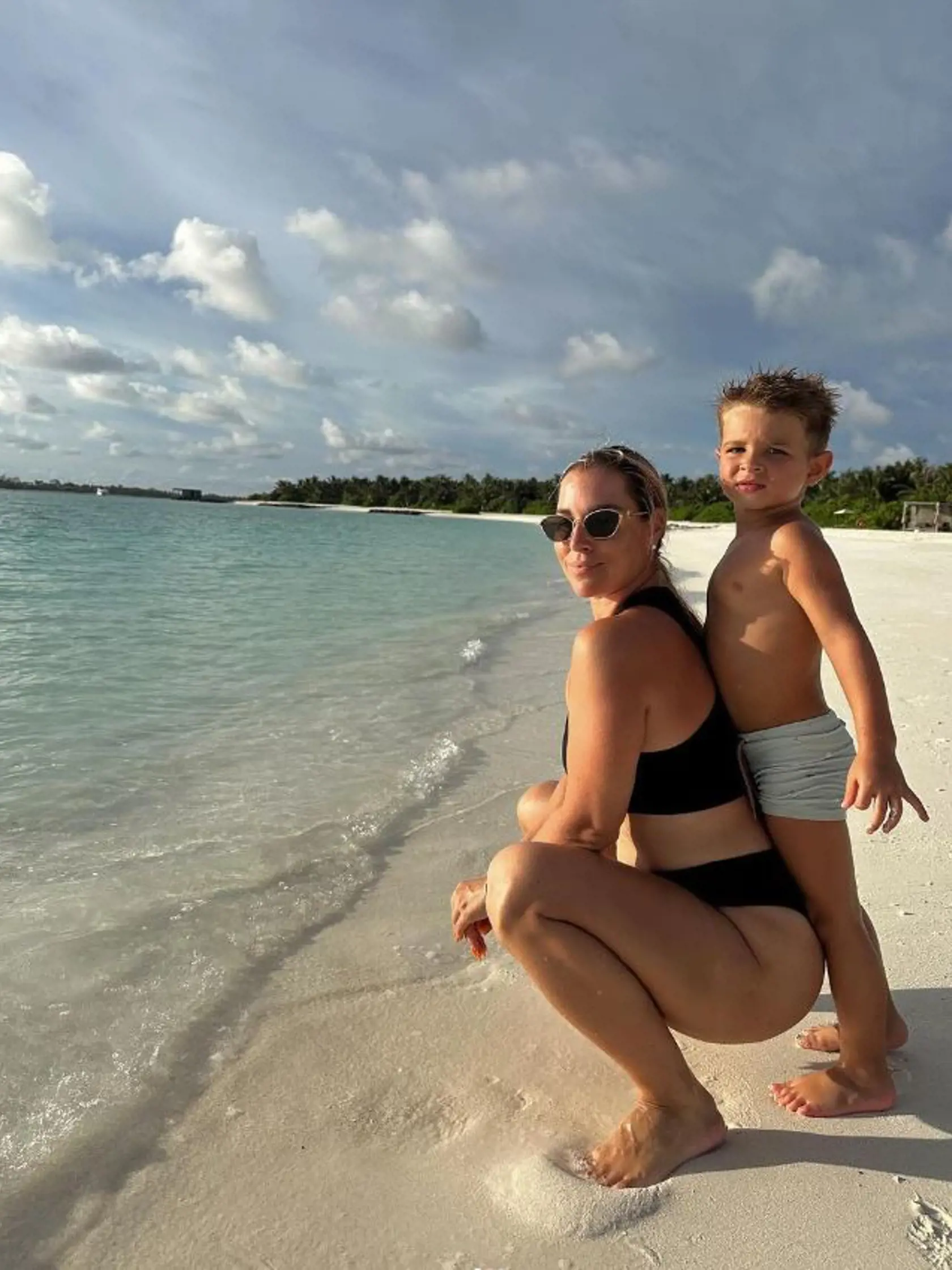 Dominika Cibulková schudla a na Maldivách ukazuje novú figúru. Na snímke so synom Jakubom.