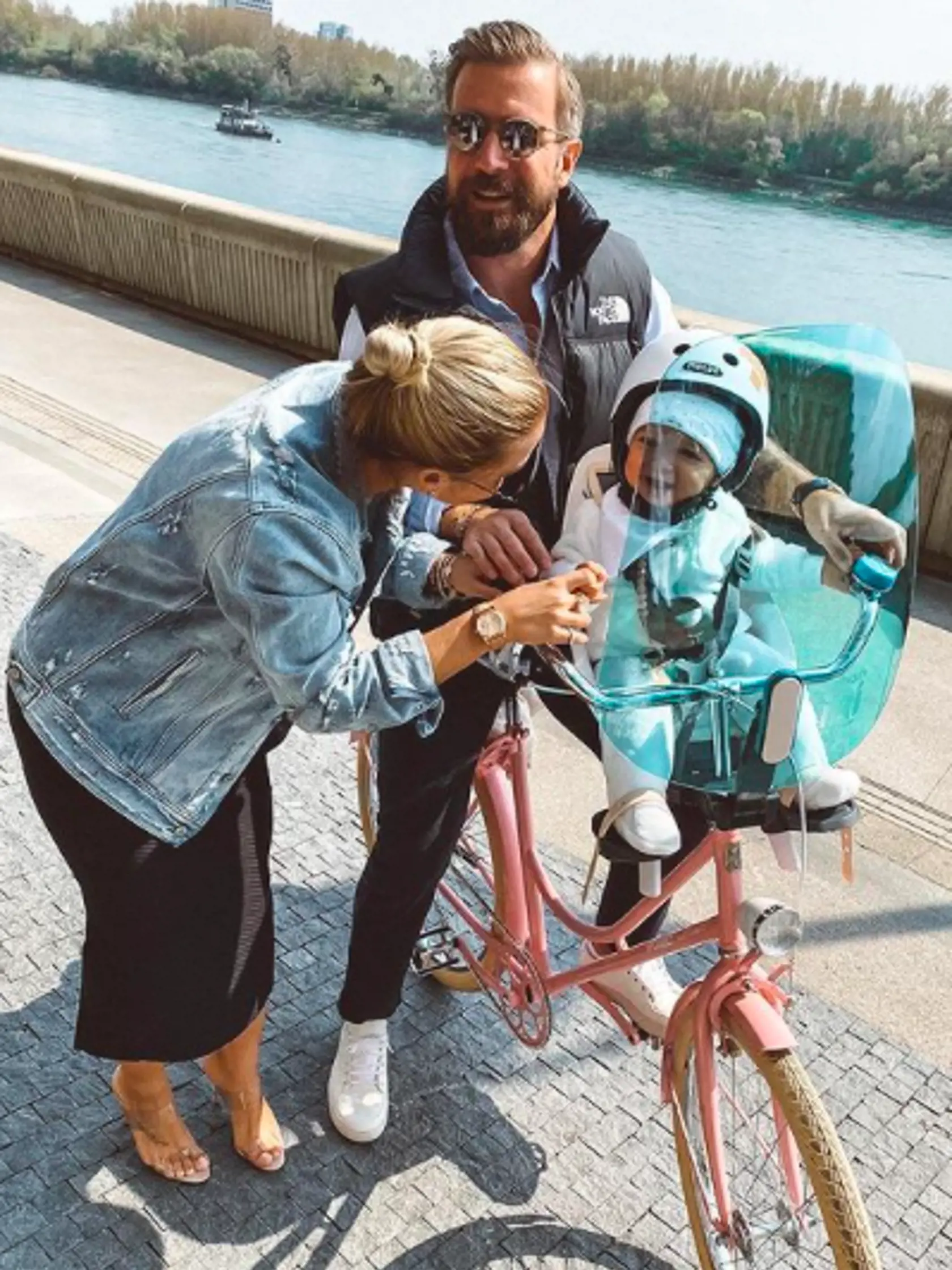 Domča často berie synčeka na výlety a svojim fanúšikom ukázala novučičký ružový bicykel s modrým štítom, ktorý chráni Jakubka.