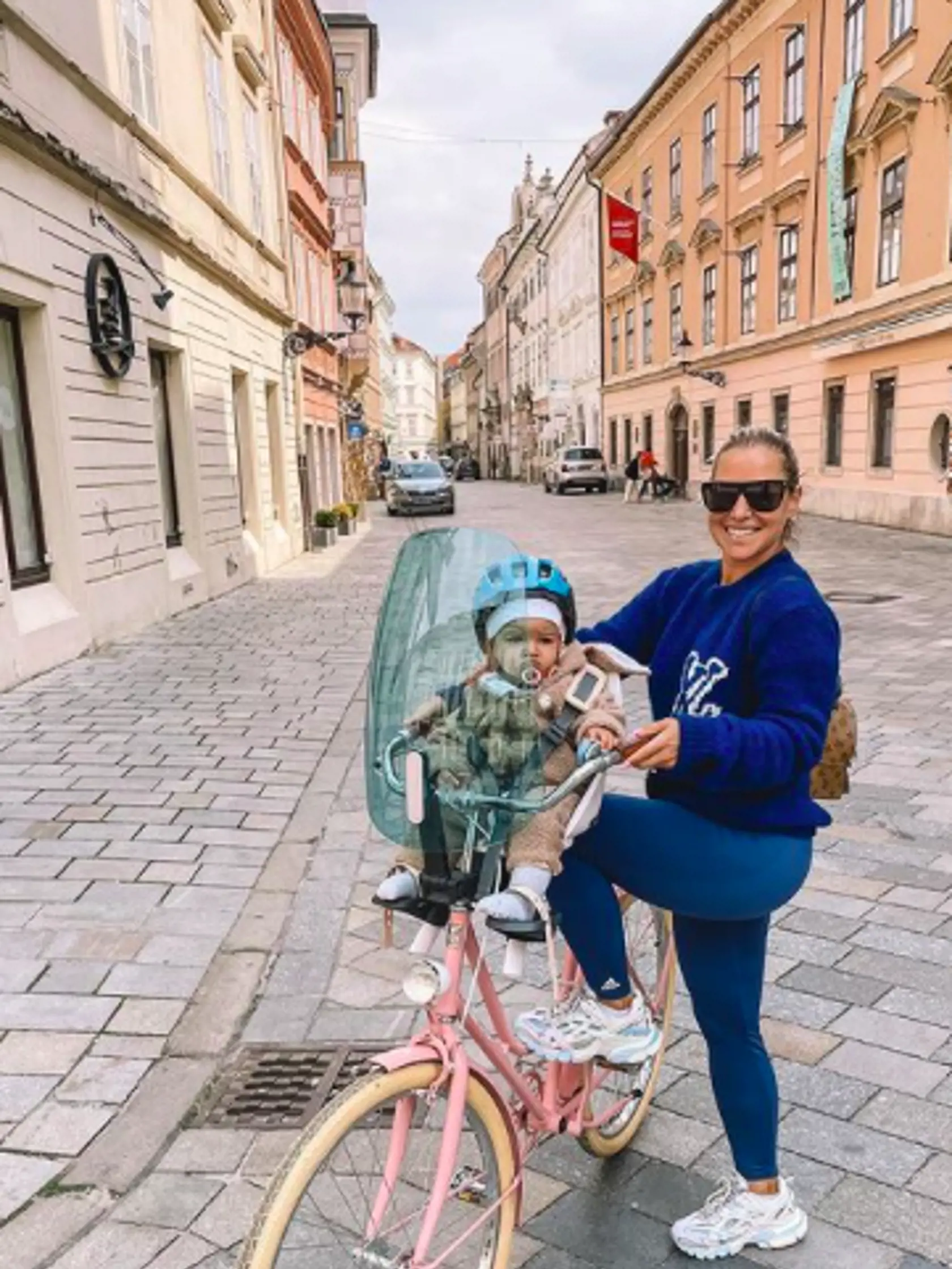 Na takomto parádnom bicykli vozí Dominika svojho synčeka ulicami Bratislavy.