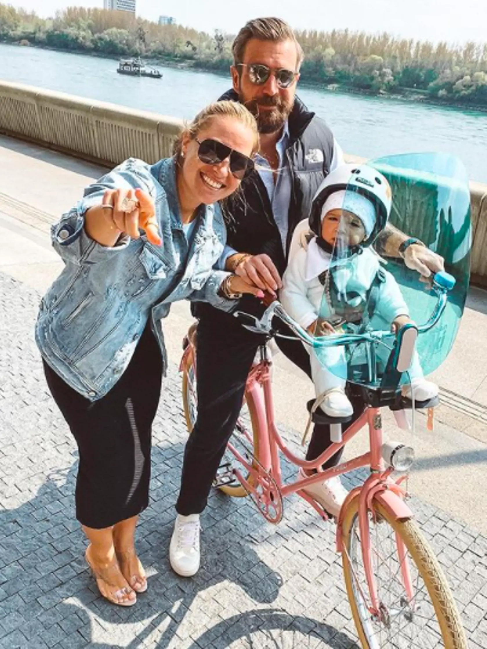 Domča často berie synčeka na výlety a svojim fanúšikom ukázala novučičký ružový bicykel s modrým štítom, ktorý chráni Jakubka.