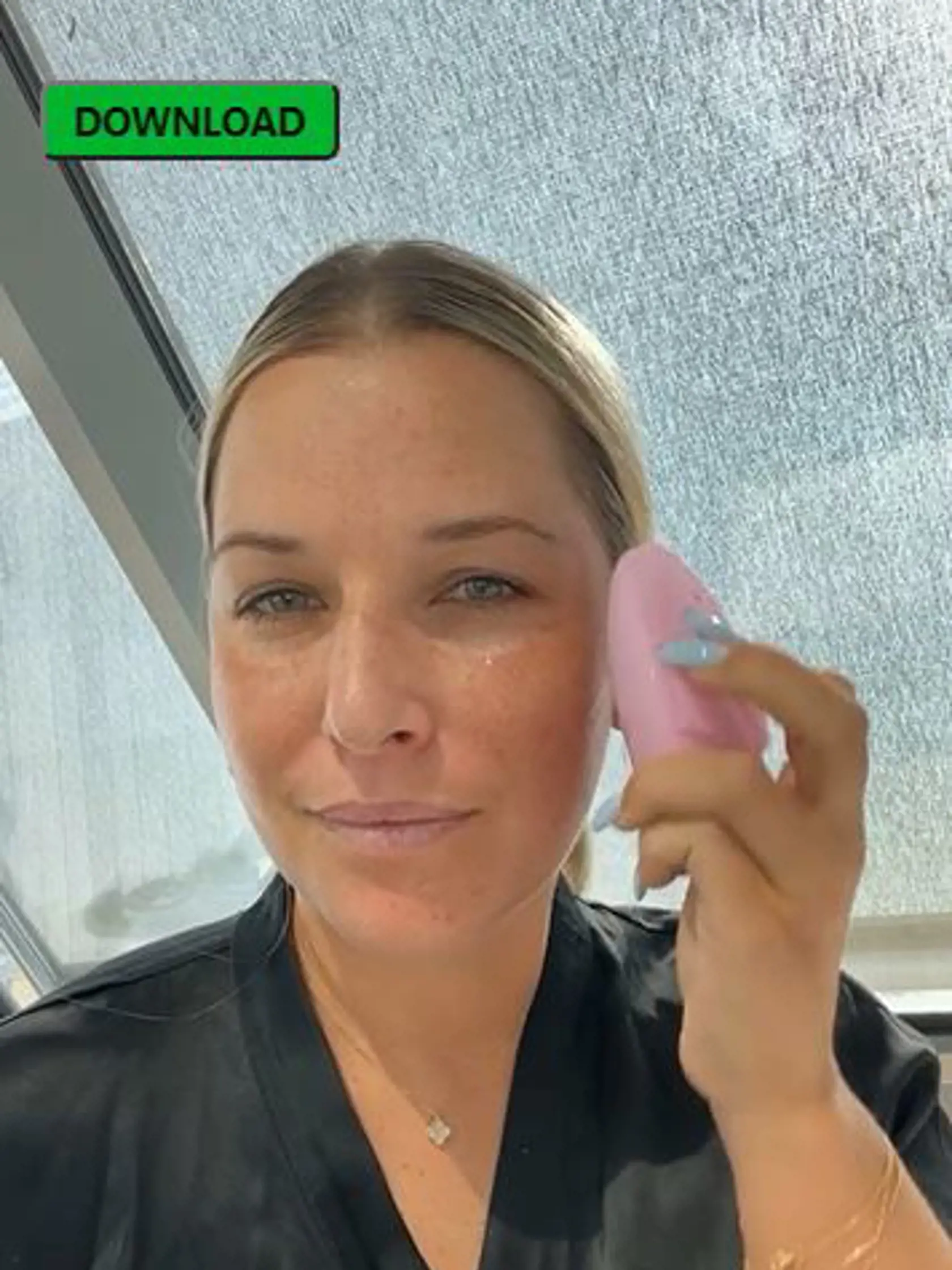 Dominika Cibulková naďalej propaguje na sociálnych sieťach výrobky s úsmevom na tvári.