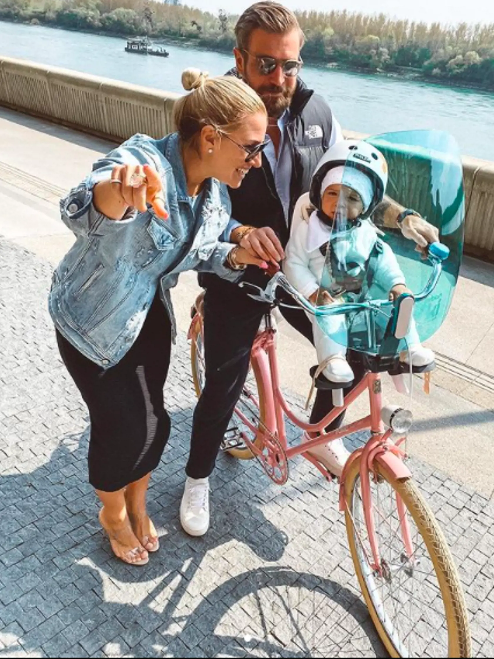 Domča často berie synčeka na výlety a svojim fanúšikom ukázala novučičký ružový bicykel s modrým štítom, ktorý chráni Jakubka.