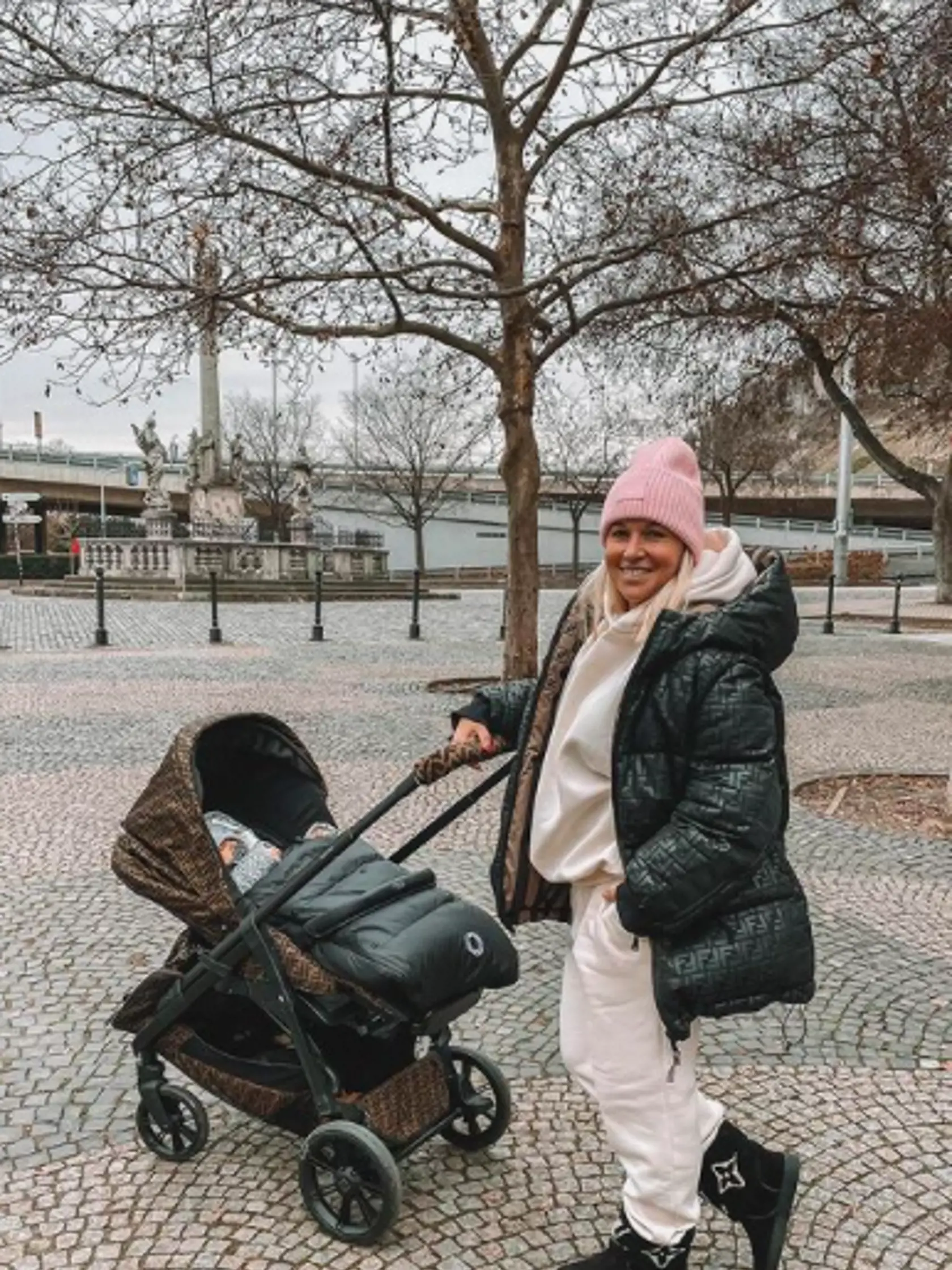 Presne ten istý kočík, ktorým sa pochválila Hrončeková má vo svojom vozovom parku aj bývalý tenistka Dominika Cibulková.