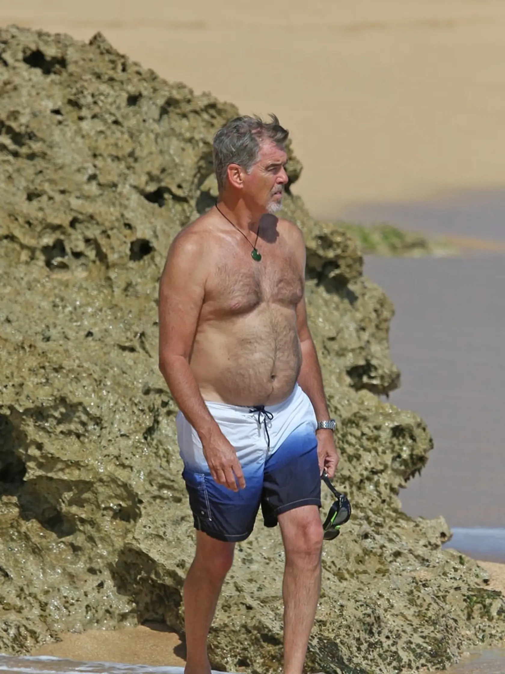 Brosnan odhalil svoje zaguľatené brucho.