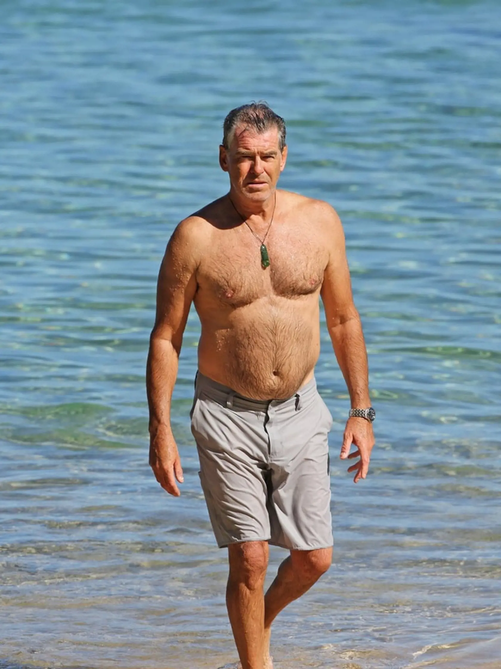 Brosnan odhalil svoje zaguľatené brucho.