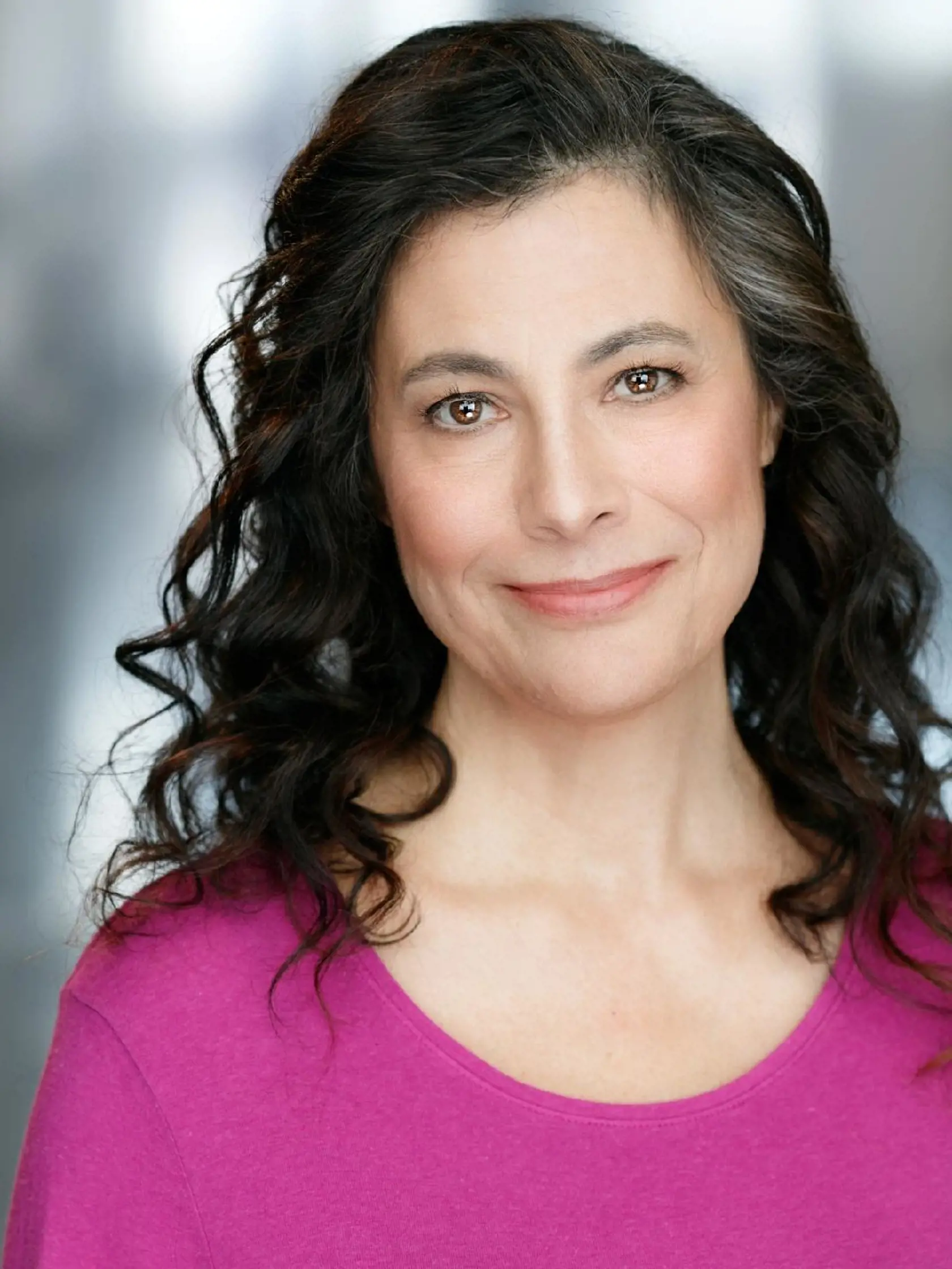Jane Brucker ako Lis Houseman

Herečka je najlepšie známa pre svoju rolu Babyovej sestry Lisy Houseman, ale objavila sa v roku 1988 vo filmoch Stealing Home, v roku 1989 v Bloodhounds of Broadway a v roku 2005 v Dishdogz. V roku 2001 sa druhýkrát vydala za Raula Vegu a porodila dve dcéry Sally a Rachel. V máji herečka oslávila už svoje 63. narodeniny. Podobne ako filmovej Baby ani jej sa už nepodarilo prekročiť tieň svojej slávnej filmovej postavy vo filme Hriešny tanec. Dnes by ste v nej už e