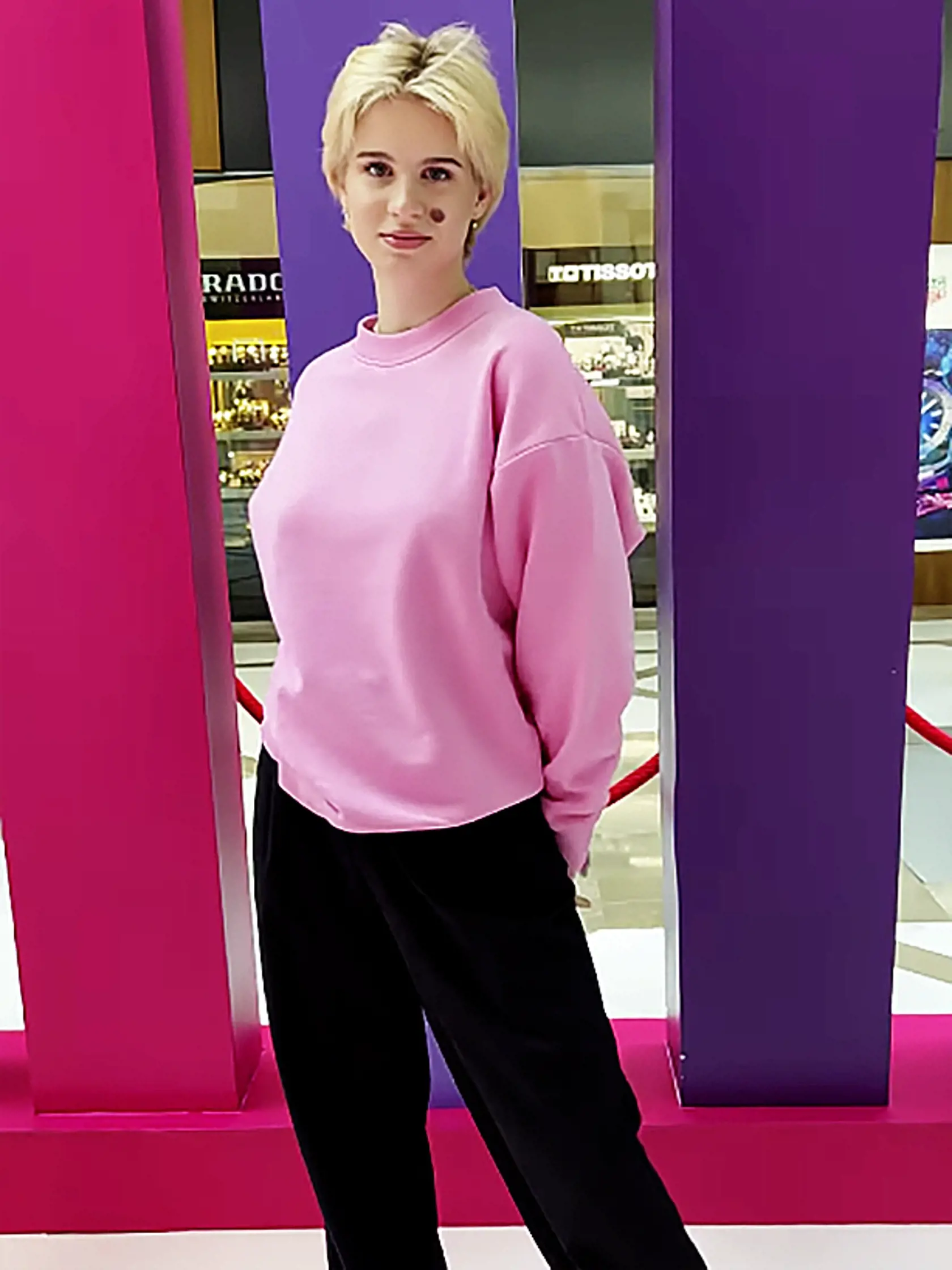 Emma vo videu propaguje myšlienku sebaprijatia a akceptácie inakosti.