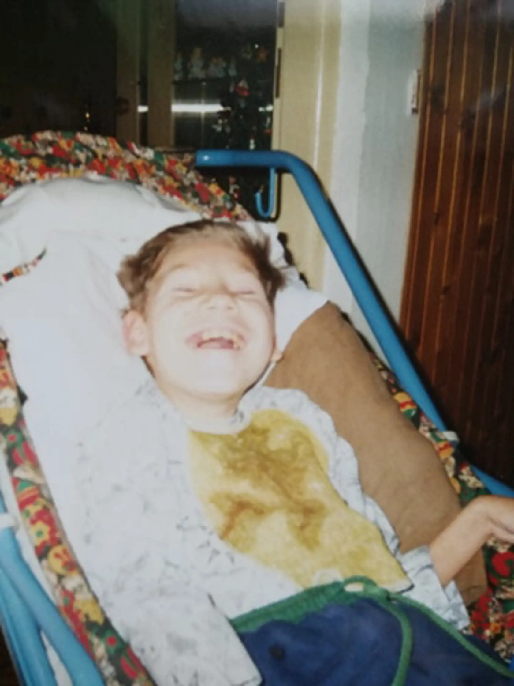 Dominik (†24) bol roky pripútaný na lôžko, ostatný čas dýchal pomocou prístrojov, museli mu odsávať hlieny.V osudný deň ho priviezla na poludnie záchranka z popradskej nemocnice, kde bol tri dni na oddelení ARO pre výmenu dýchacej kanyly. V čase, keď si otec odskočil na toaletu, sa začal Dominik dusiť. Keď sa k nemu Jozef vrátil, ihneď ho začal oživovať a pokúšal sa odsávať mu hlieny. Nemal čas na to, aby volal záchranku, veď išlo o sekundy. Lekár na súde povedal, že Dominik v ten deň umieral.