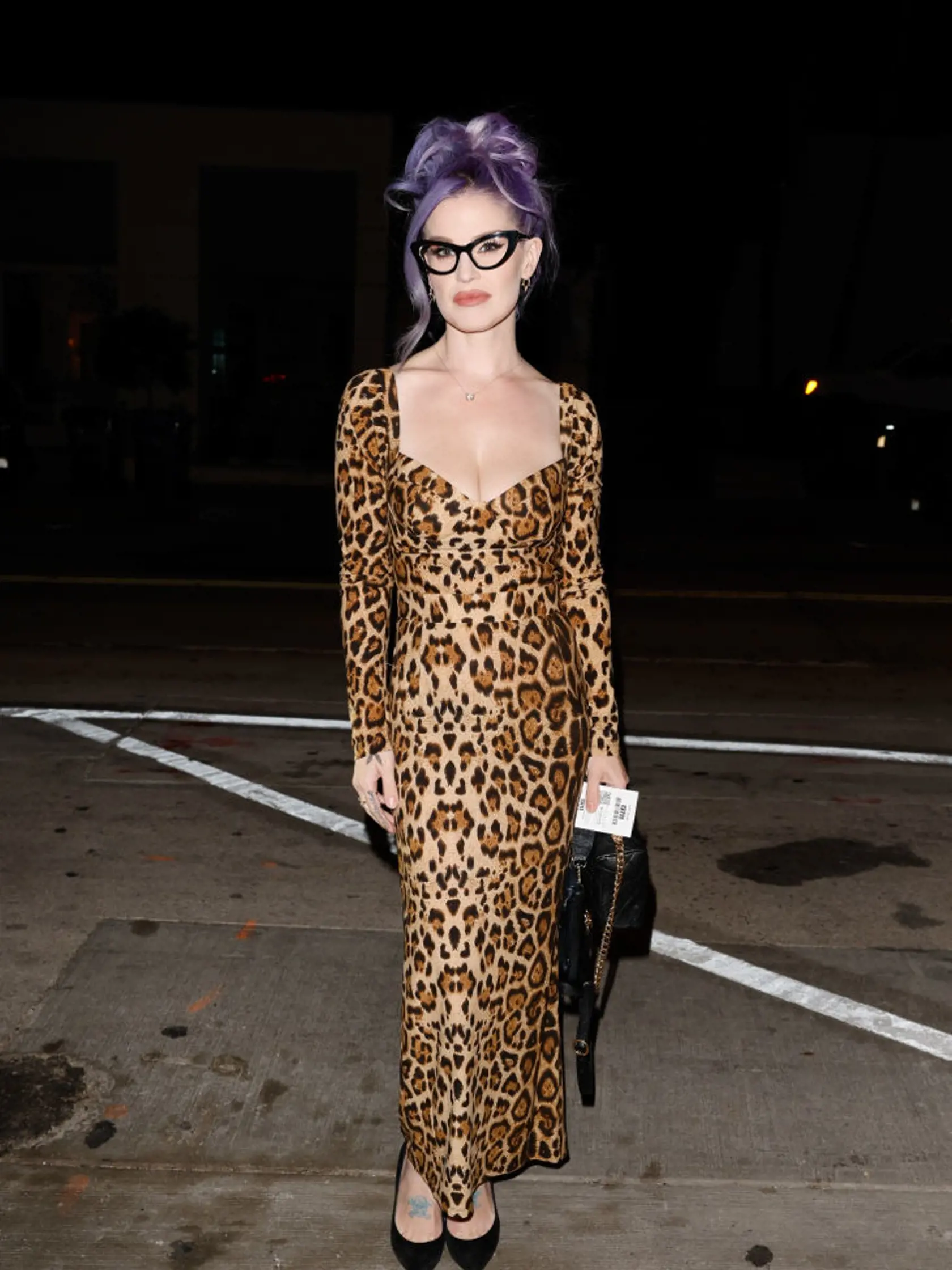 Na nespoznanie: Kelly Osbourne už dávno nie je bacuľaté dievča. 9 mesiacov po pôrode predviedla štíhlu postavu pri odchode z reštaurácie v L.A.