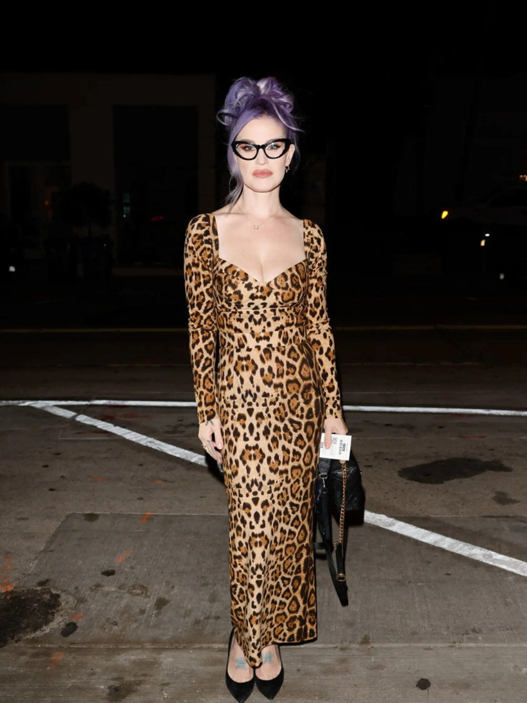 Na nespoznanie: Kelly Osbourne už dávno nie je bacuľaté dievča. 9 mesiacov po pôrode predviedla štíhlu postavu pri odchode z reštaurácie v L.A.