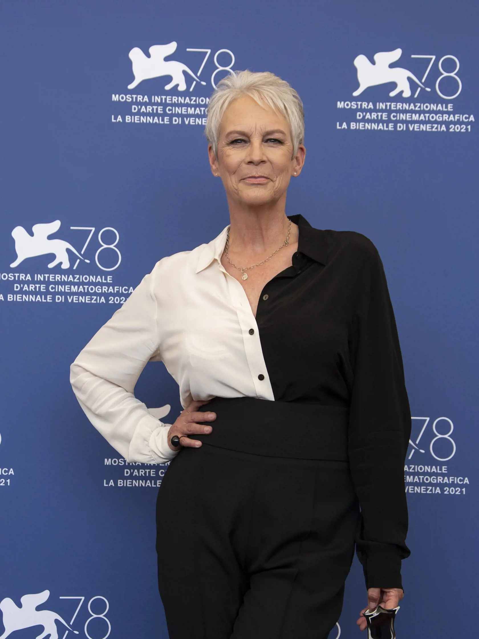 Na snímke americká herečka Jamie Lee Curtis (vo filme postava Laurie Strodeovej) pózuje fotografom počas fototermínu k slasher filmu Halloween zabíja na 78. ročníku medzinárodného filmového festivalu v Benátkach 8. septembra 2021. FOTO TASR/AP