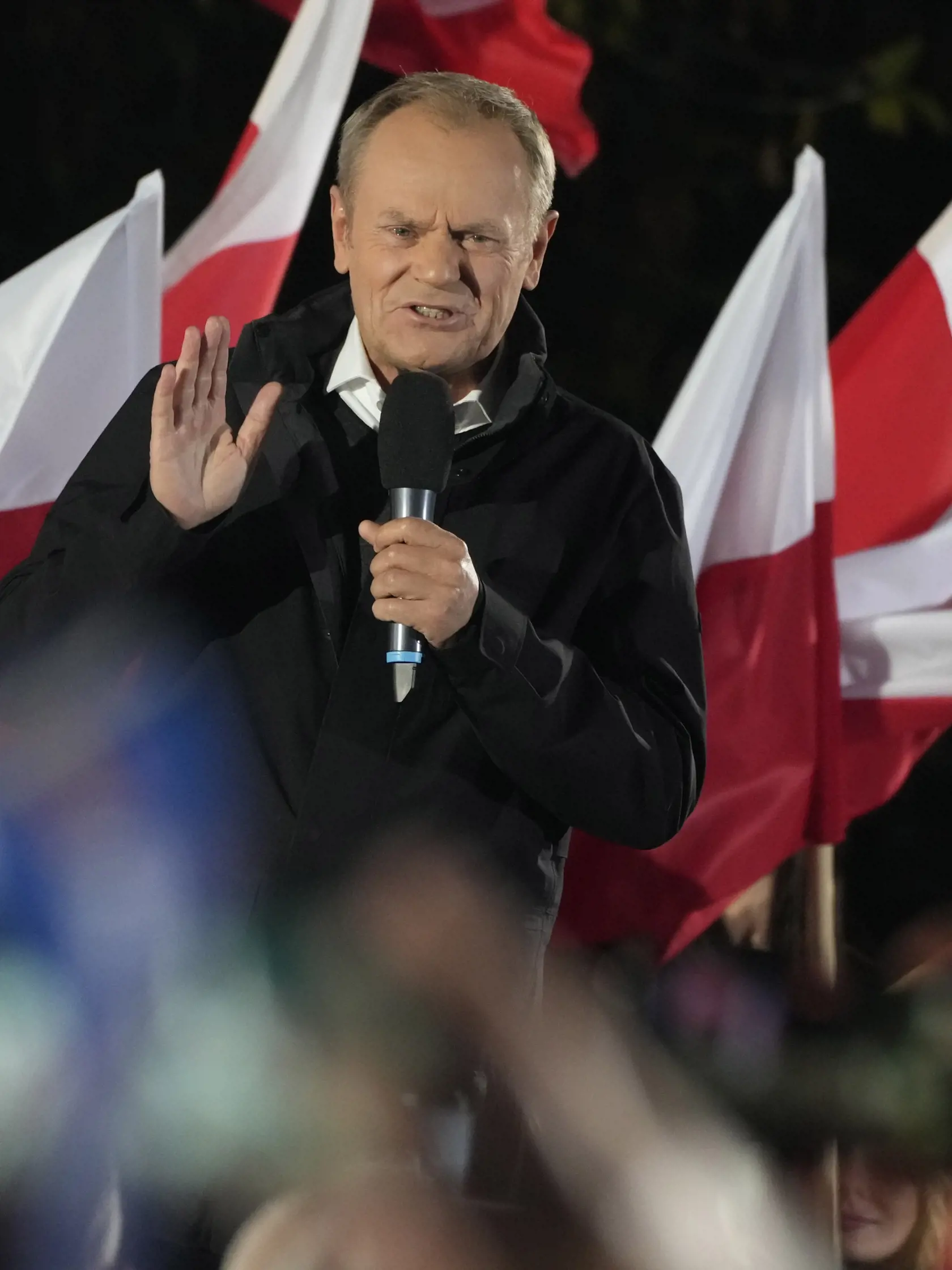 Dolná komora poľského parlamentu, Sejm, v pondelok večer poveril zostavením novej vlády niekdajšieho premiéra a expredsedu Európskej rady Donalda Tuska z liberálnej strany Občianska platforma.
