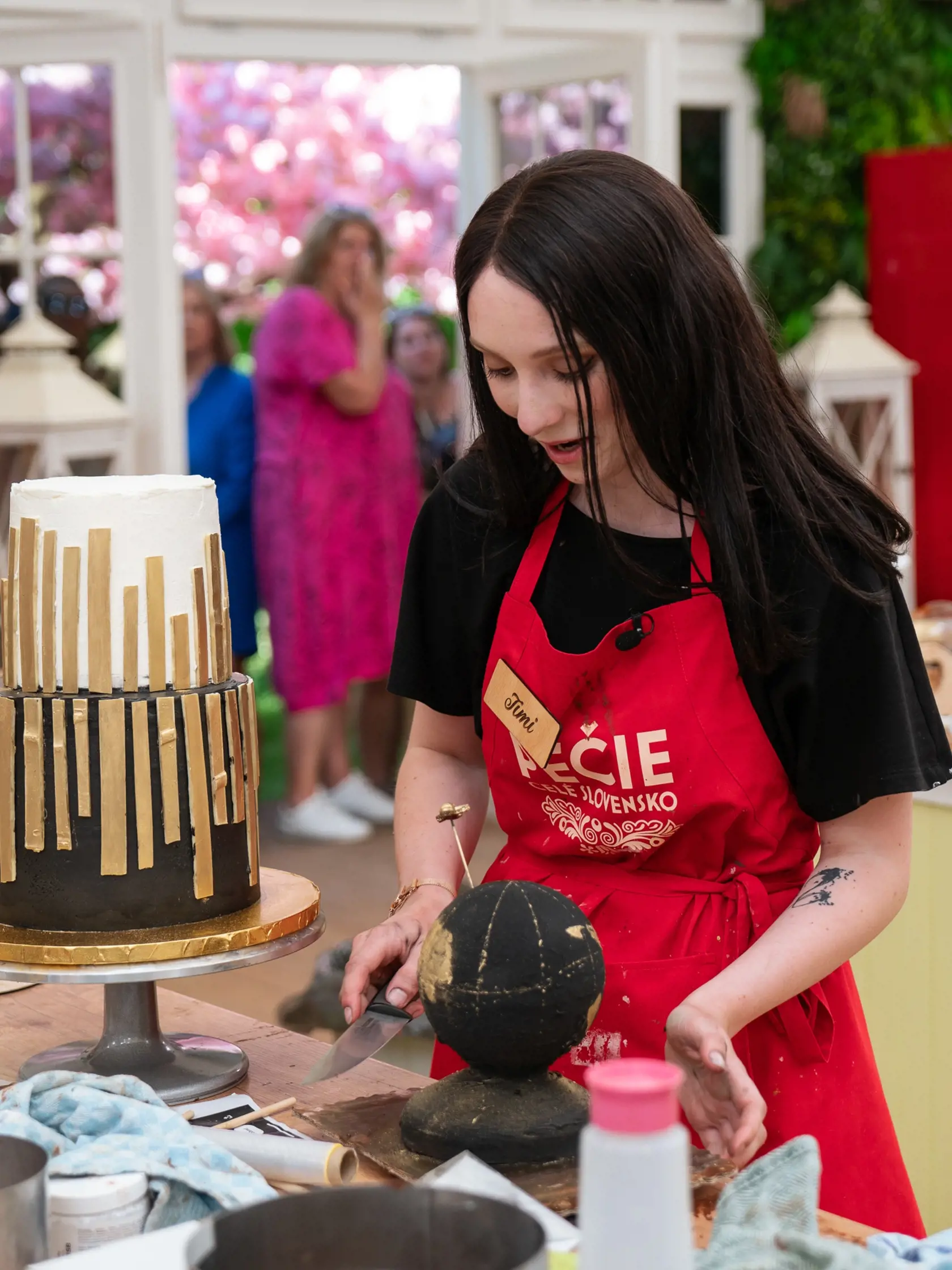 Šou Pečie celé Slovensko - víťazka Tímea Strnálová by najradšej precestovala celý svet a to symbolizovala aj jej elegantná torta.