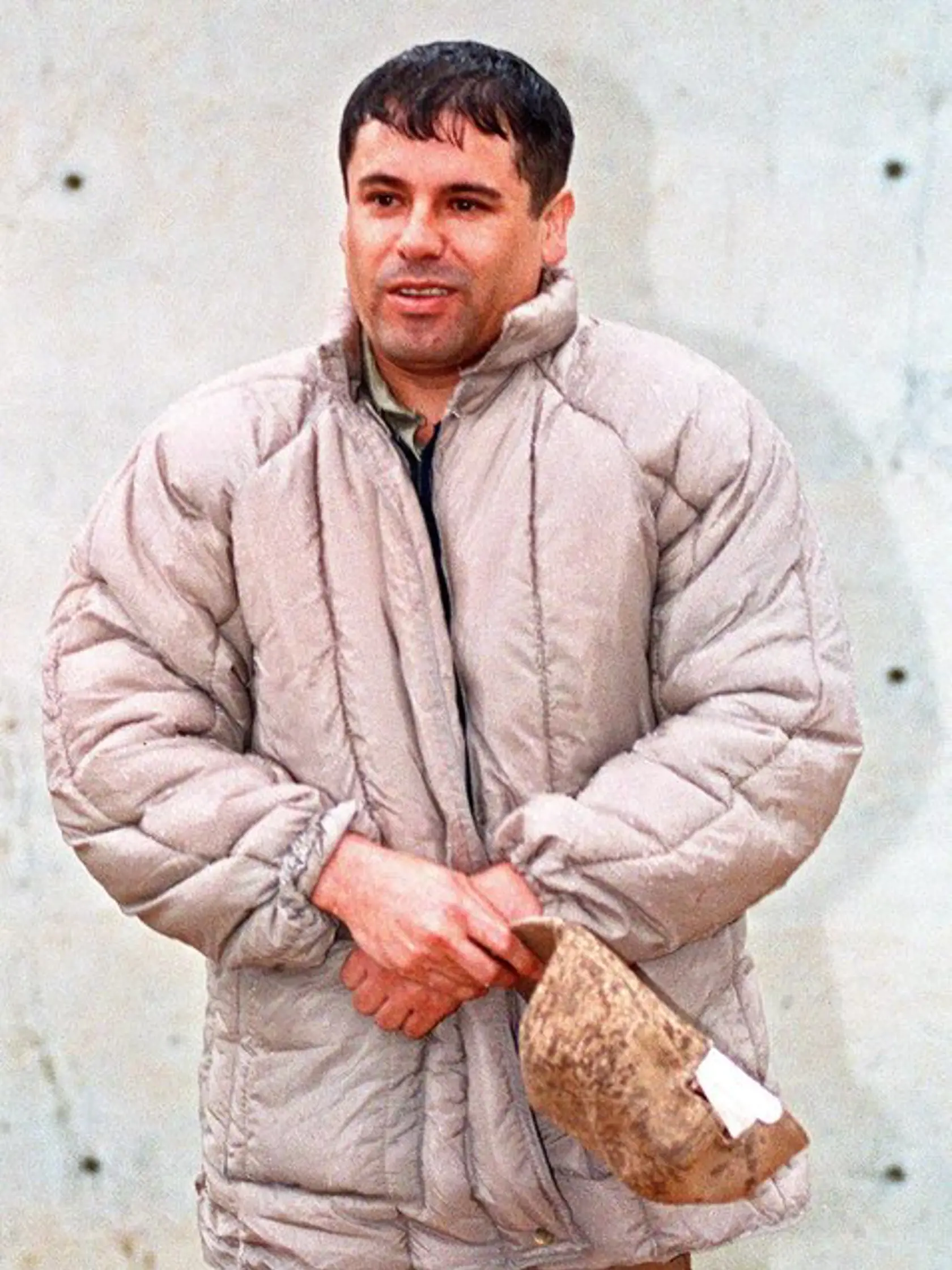 rm 6 archív - Na snímke z 10.júna 1993 mexický narkobarón Joaquín Guzmán , známy ako "El Chapo Guzmán". Mexická vláda odsúdila èasopis Forbes za to, že najh¾adanejšieho muža krajiny, drogového baróna Joaquina "Shorty" Guzmána zahrnulado zoznamu najbohatších ¾udí sveta. Guzmán sa na zozname ocitol po prvý raz a to na 701. mieste s predpokladanou hodnotou majetku vo výške miliardy dolárov, ktoré získal z pašovania drog do USA. Generálny prokurátor Eduardo Medina Mora vo štvrtok obvinil americký ma