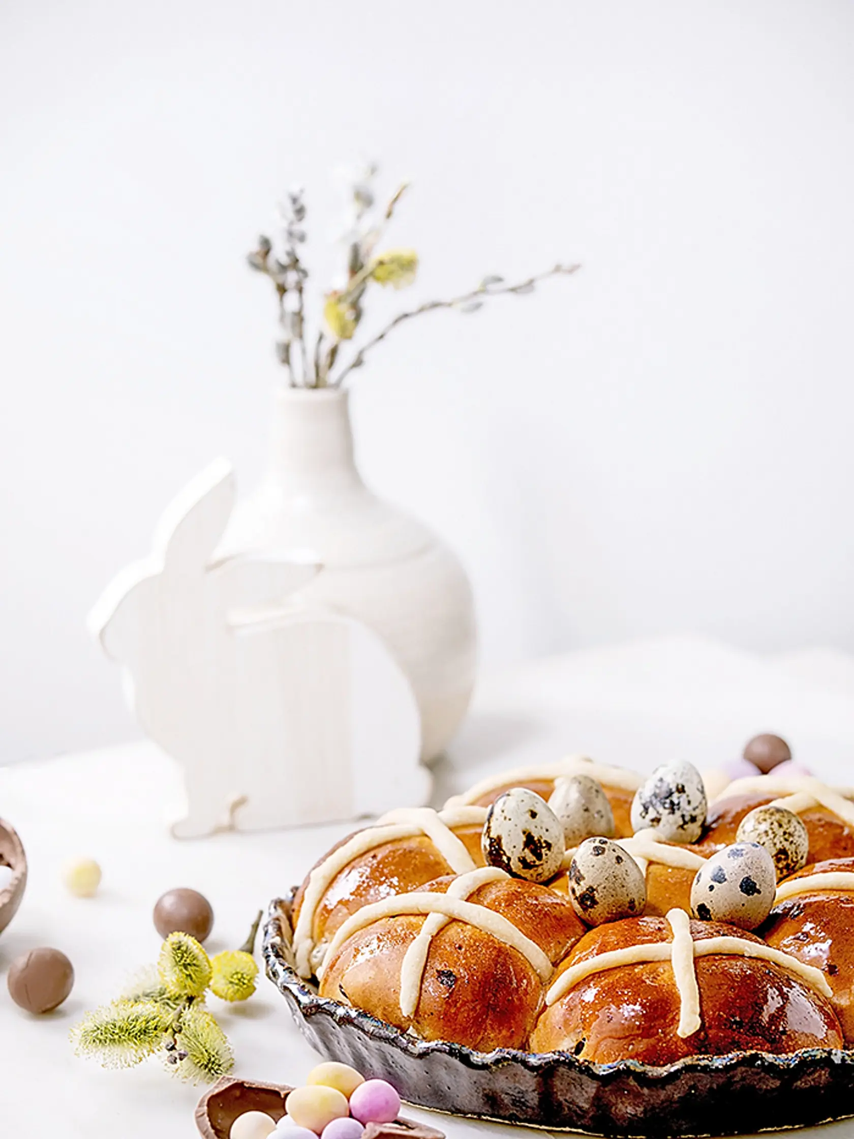 Homemade,Easter,Traditional,Hot,Cross,Buns,In,Ceramic,Dish,With