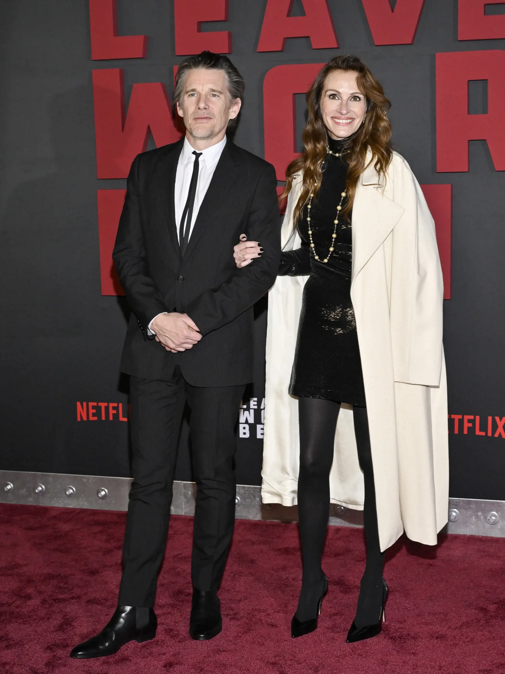 Na snímke sprava americká herečka Julia Roberts (vo filme Amanda Sandfordová) a herec Ethan Hawke (Clay Sandford) prichádzajú na premiéru amerického psychologického trileru Leave the World Behind spoločnosti Netflix v hoteli Plaza v New Yorku v noci na 5. decembra 2023. FOTO TASR/AP