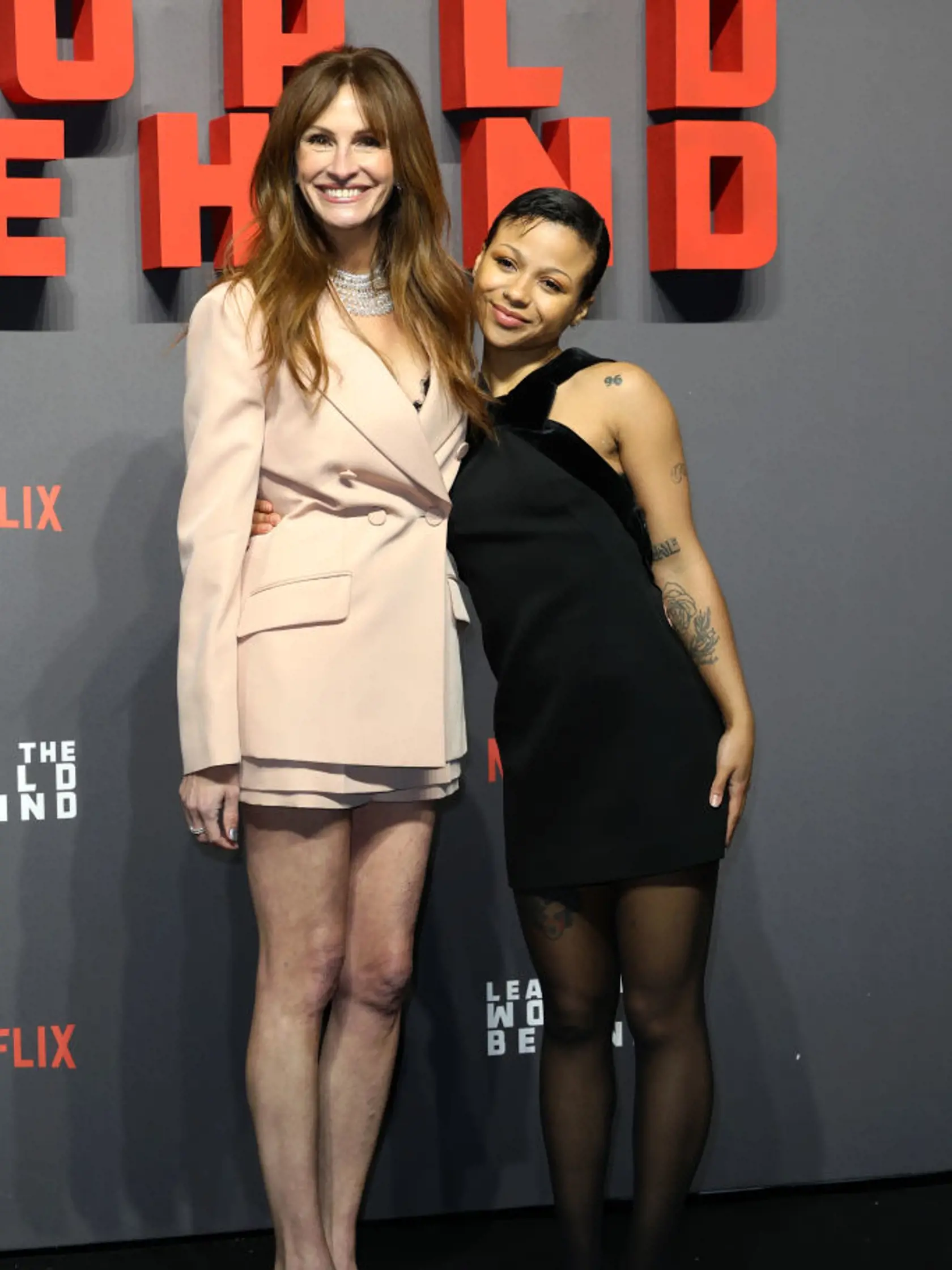 Julia prekvapila v sexi ružovom outfite. Predviedla dlhé a štíhle nohy a pozrite na tie nezvyčajné lodičky!