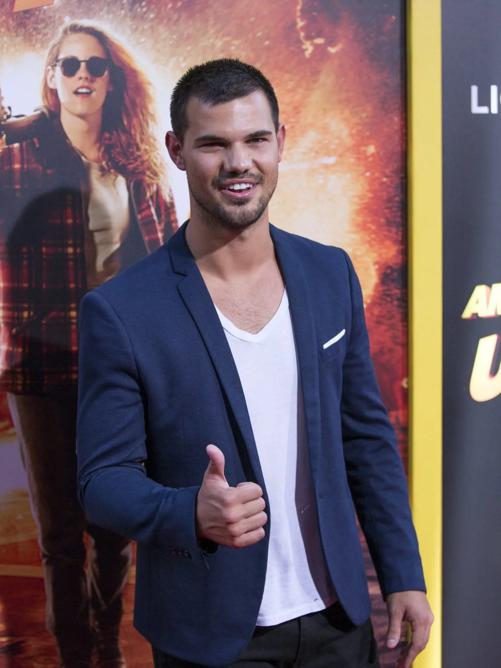Séria Twilight pritiahla k obrazovkám milióny fanúšičiek. Dôvodom však nebol len nebezpečný upír Robert Pattinson, ale aj vlkolak Taylor Lautner, ktorý sa rovnako usiloval o srdce krásnej Belly (Kristen Stewart).