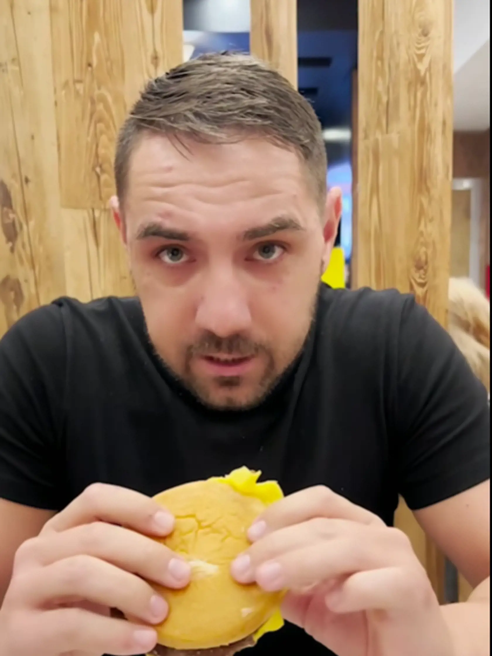 György Gyimesi si pochutnal aj na ruskom hamburgeri.