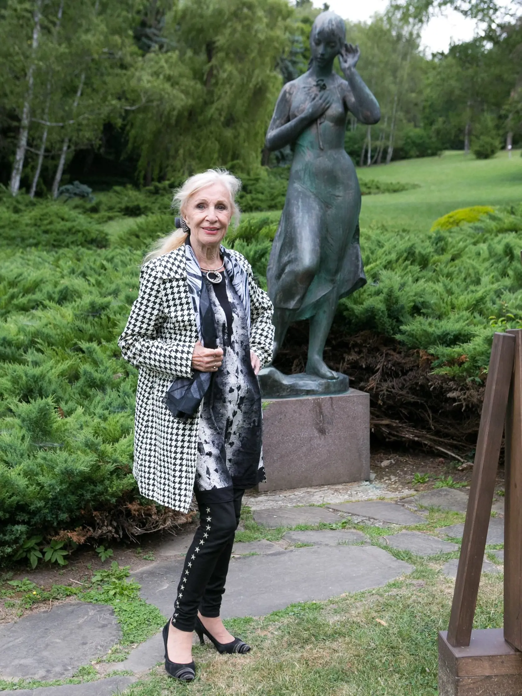 Marína Kráľovičová pri soche Maríny v prostredí kúpeľov Sliač.