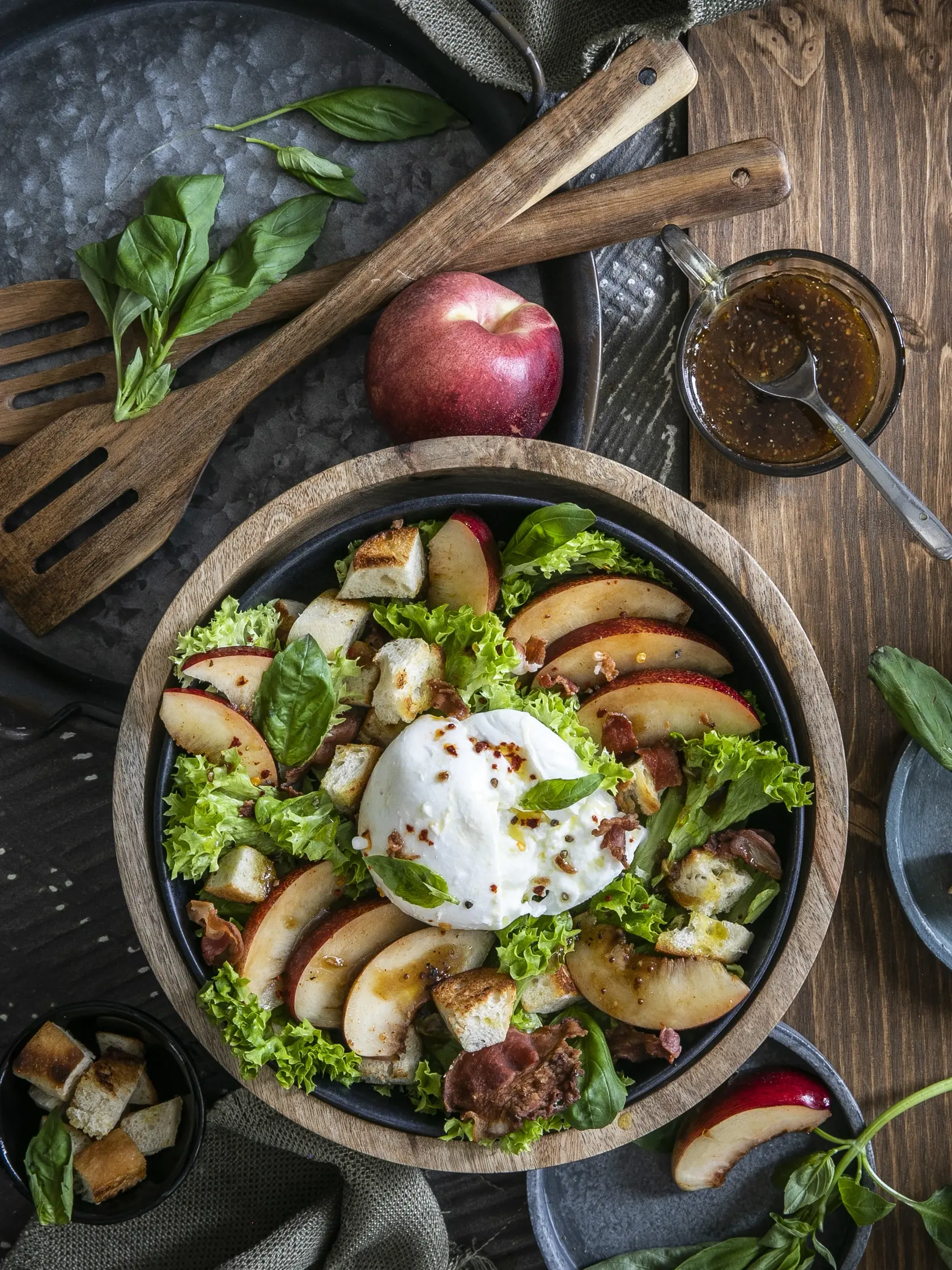 broskyňová panzanella šalát s burratou