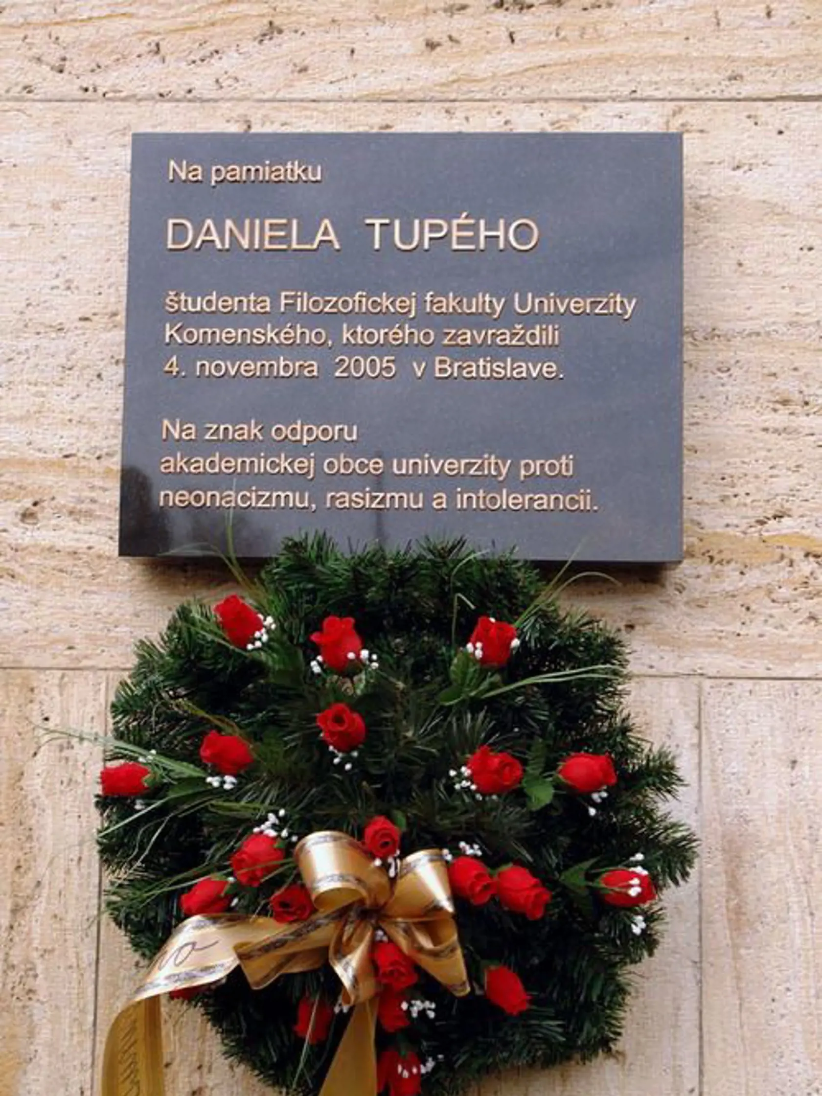 Študenta Filozofickej fakulty UK Daniela Tupého a jeho kamarátov napadla 4. novembra 2005 na Tyršovom nábreží v Bratislave skupina mužov.