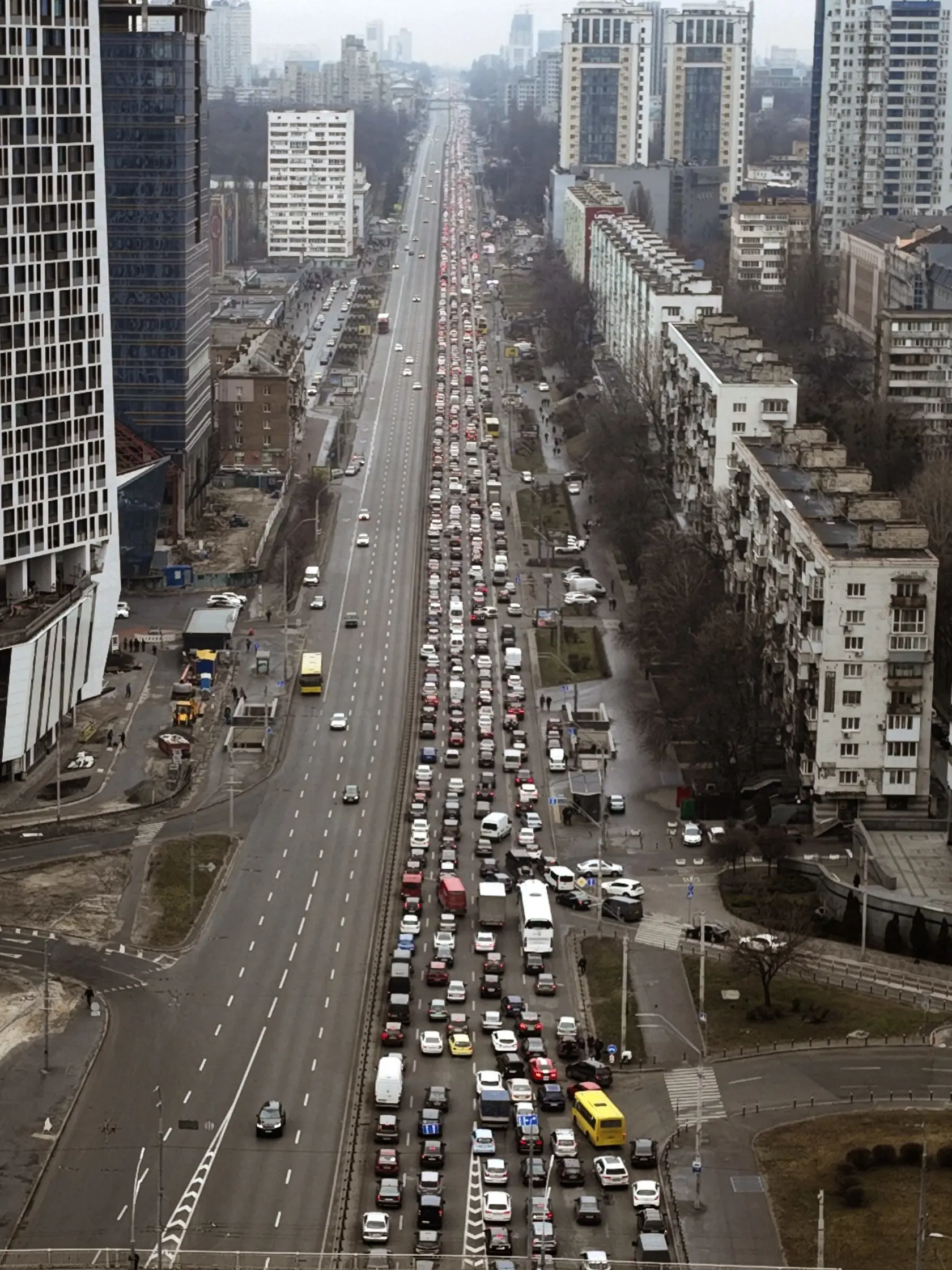 WA 27  Kyjev - Na snímke dopravné zápchy, keď ľudia opúšťajú ukrajinskú metropolu Kyjev vo štvrtok 24. februára 2022. Ruský prezident Vladimir Putin vo štvrtok oznámil, že rozhodol o uskutočnení špeciálnej vojenskej operácie vo východnej časti Ukrajiny. Putin takisto varoval ďalšie krajiny, že akýkoľvek pokus o zasahovanie do krokov Ruska bude viesť k následkom. FOTO TASR/AP  

Traffic jams are seen as people leave the city of Kyiv, Ukraine, Thursday, Feb. 24, 2022. Russian President Vladimir Pu