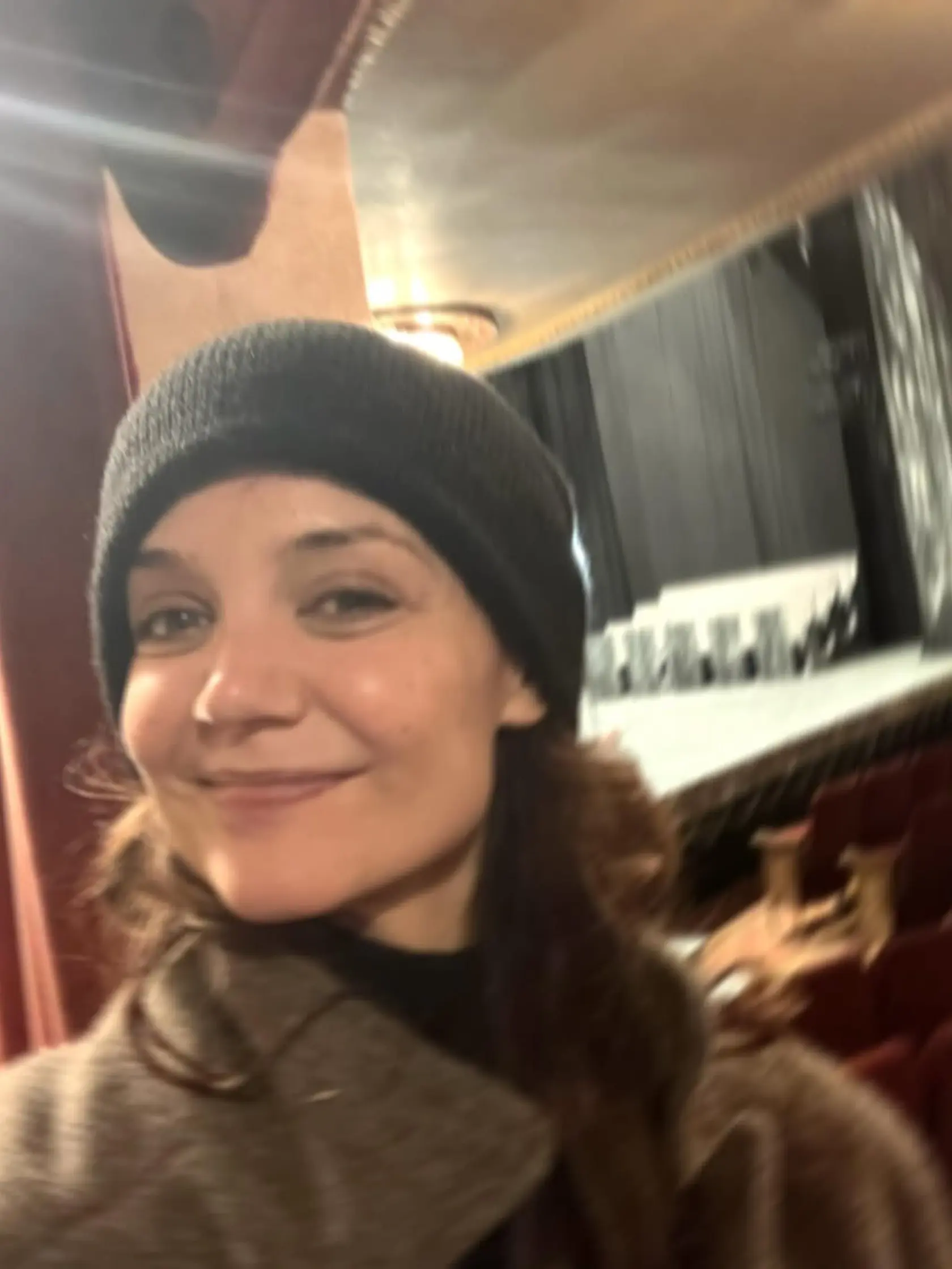 Keď netreba, Katie Holmes na svoj vzhľad veľmi nedbá.