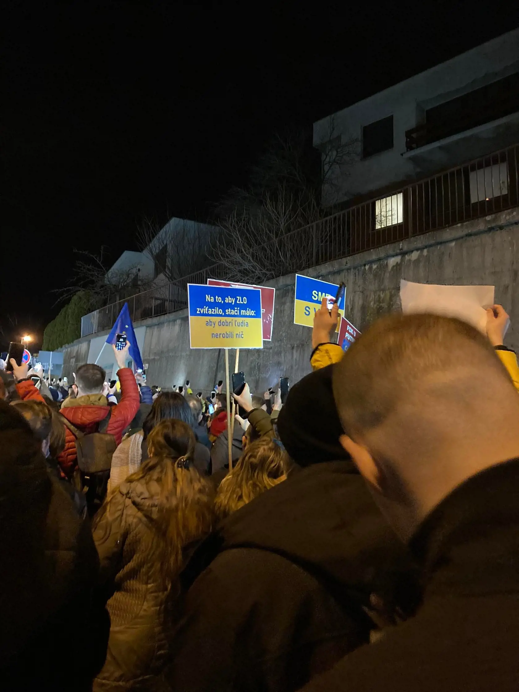 Aktuálne zábery z hlavného mesta. V uliciach sa žišlo množstvo ľudí, aby vyjadrili Ukrajine podporu.
