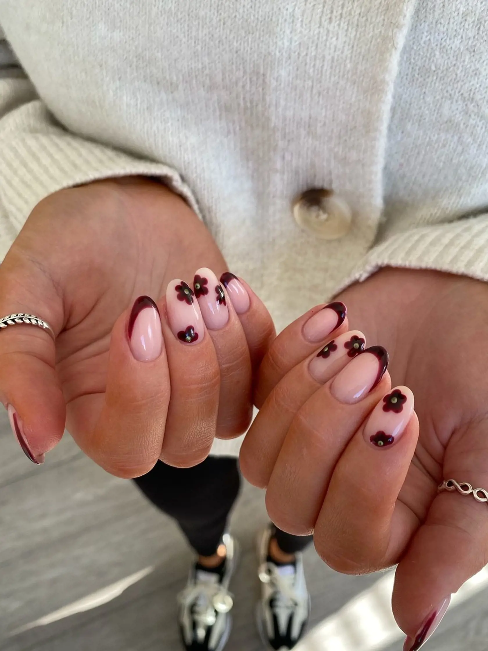 Nechty od @ellielouisenails 