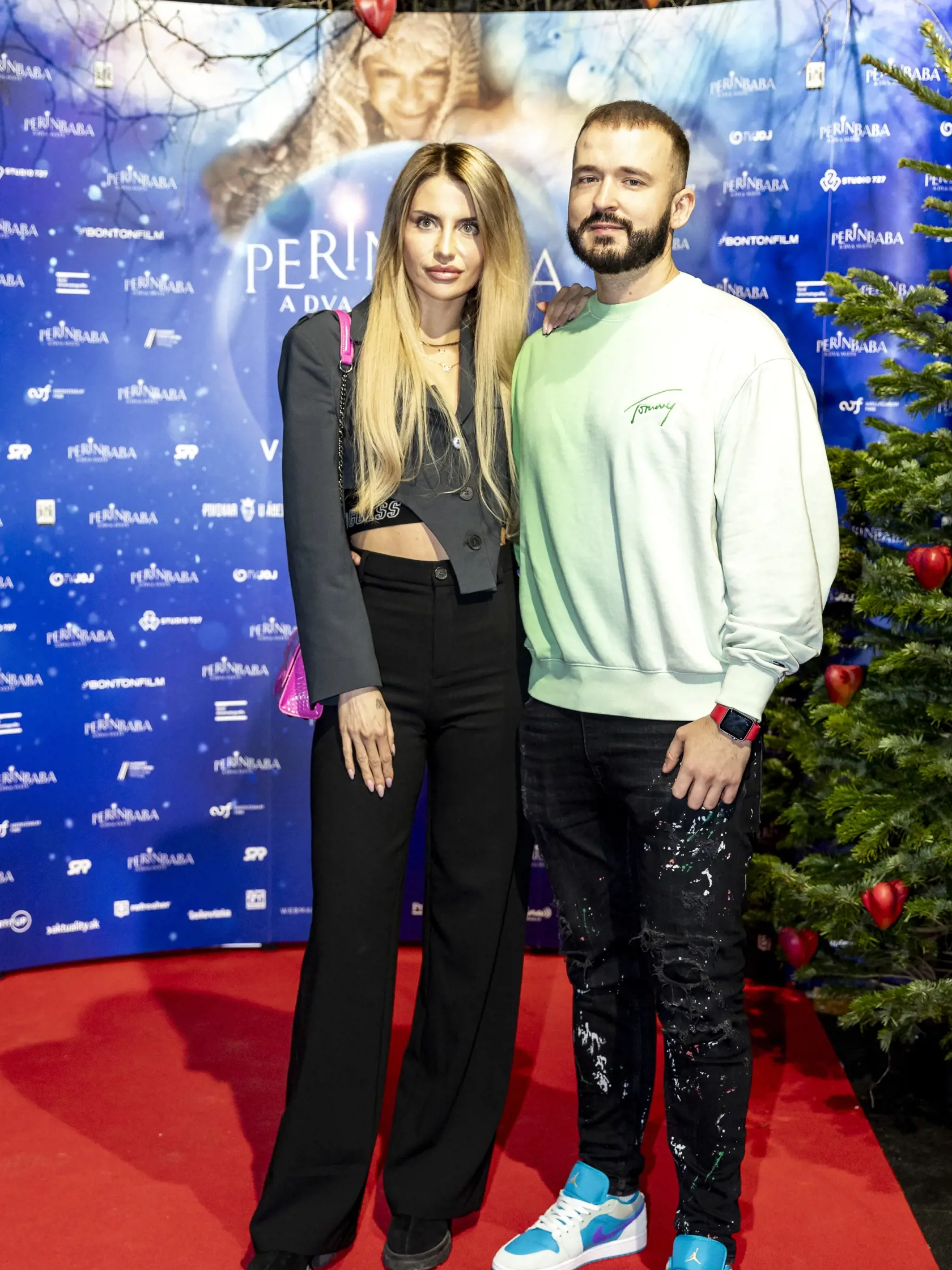 Premiéra filmu Perinbaba a Dva svety. Na snímke je youtuber a influencer Matej Zrebný s partnerkou. 