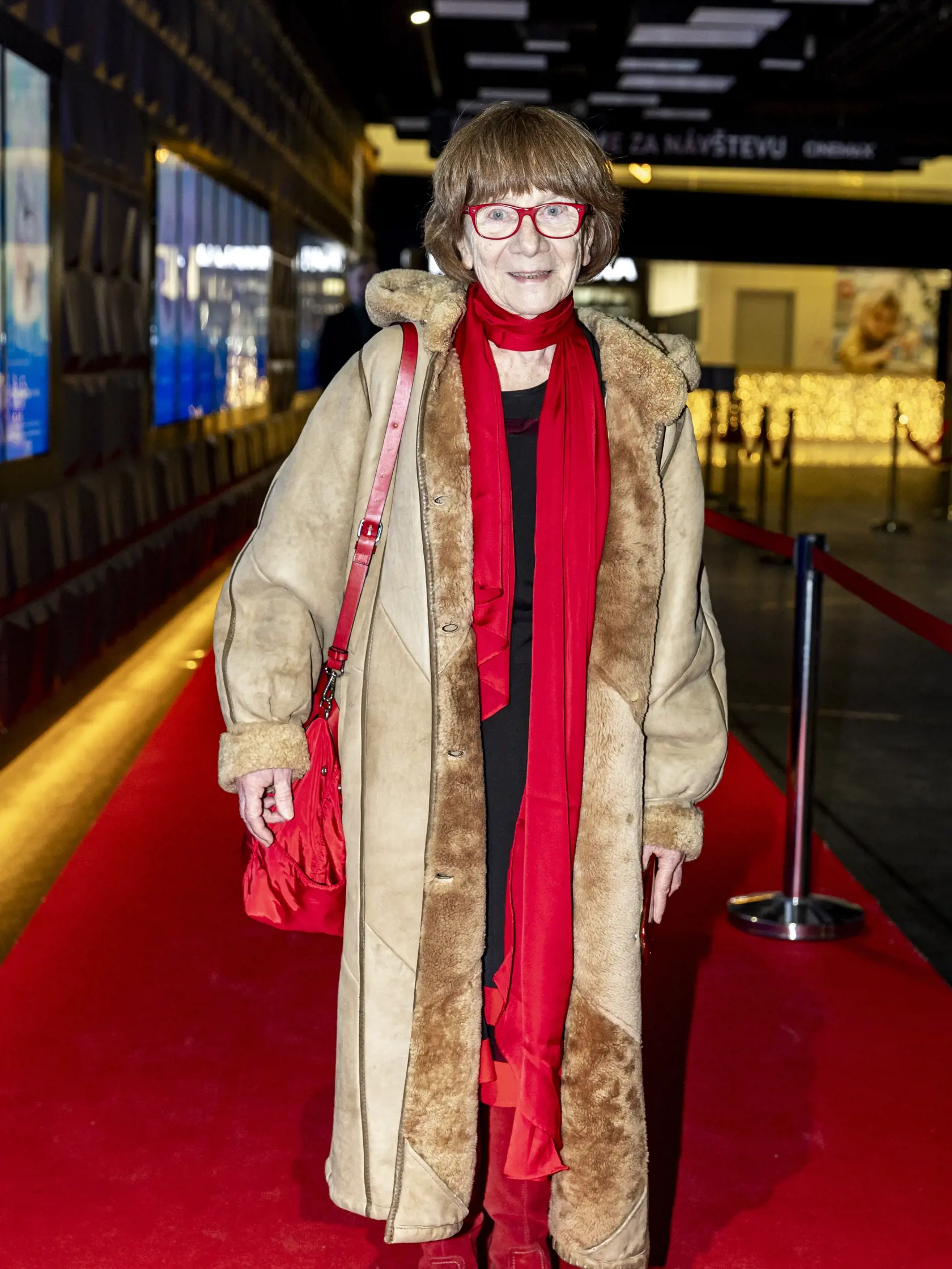 Premiéra filmu Perinbaba a Dva svety. Na snímke je Ľudmila Swanová. 