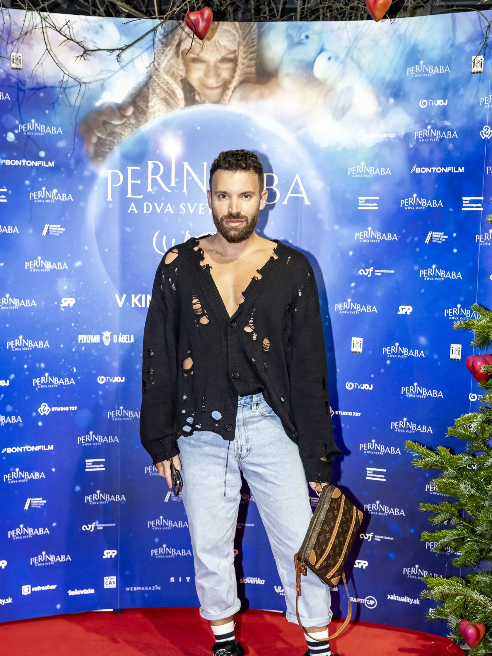 Premiéra filmu Perinbaba a Dva svety. Na snímke je Milan Švingál. 