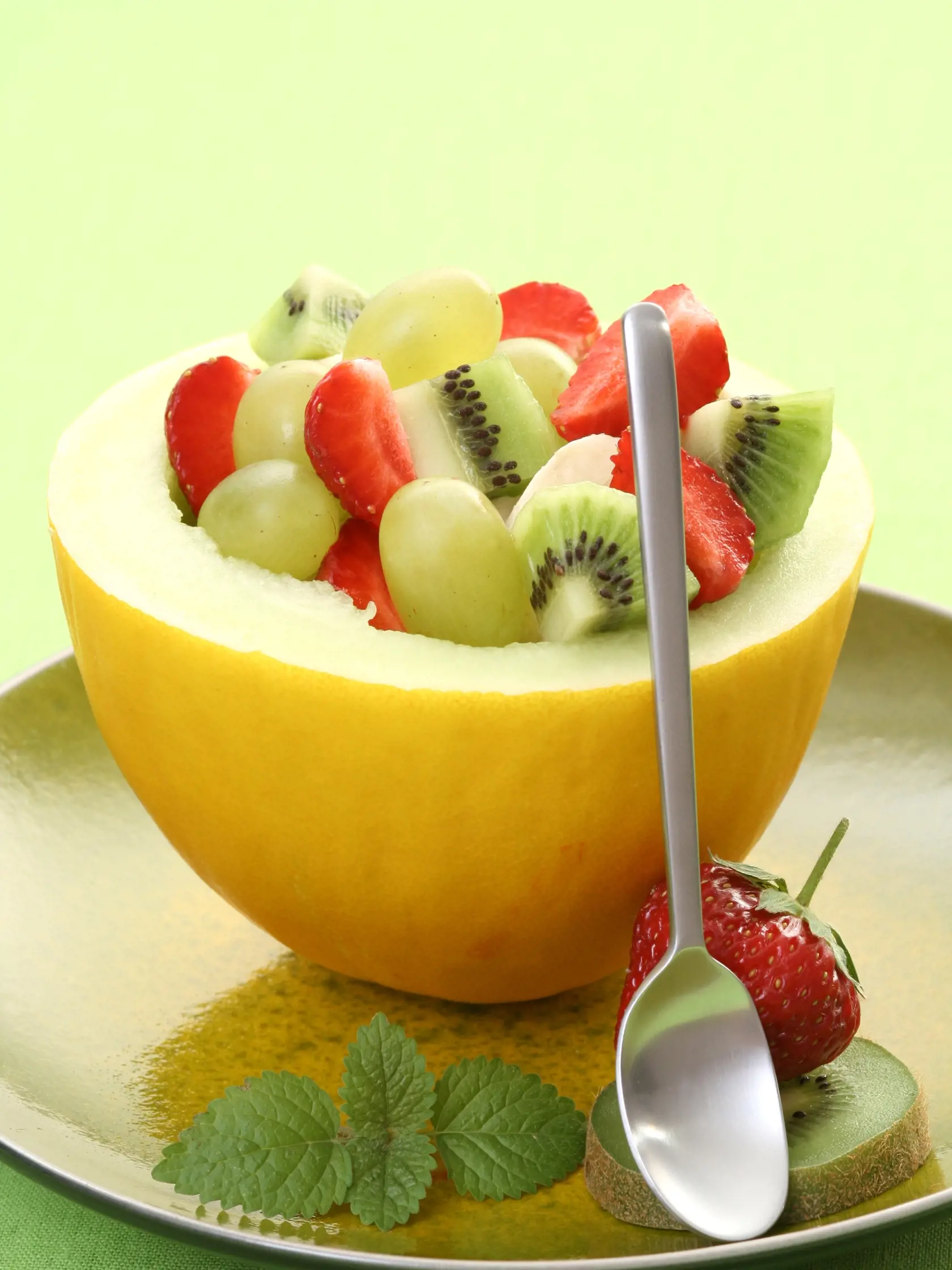 cukrový žltý melón, ananás, jahody, kivi