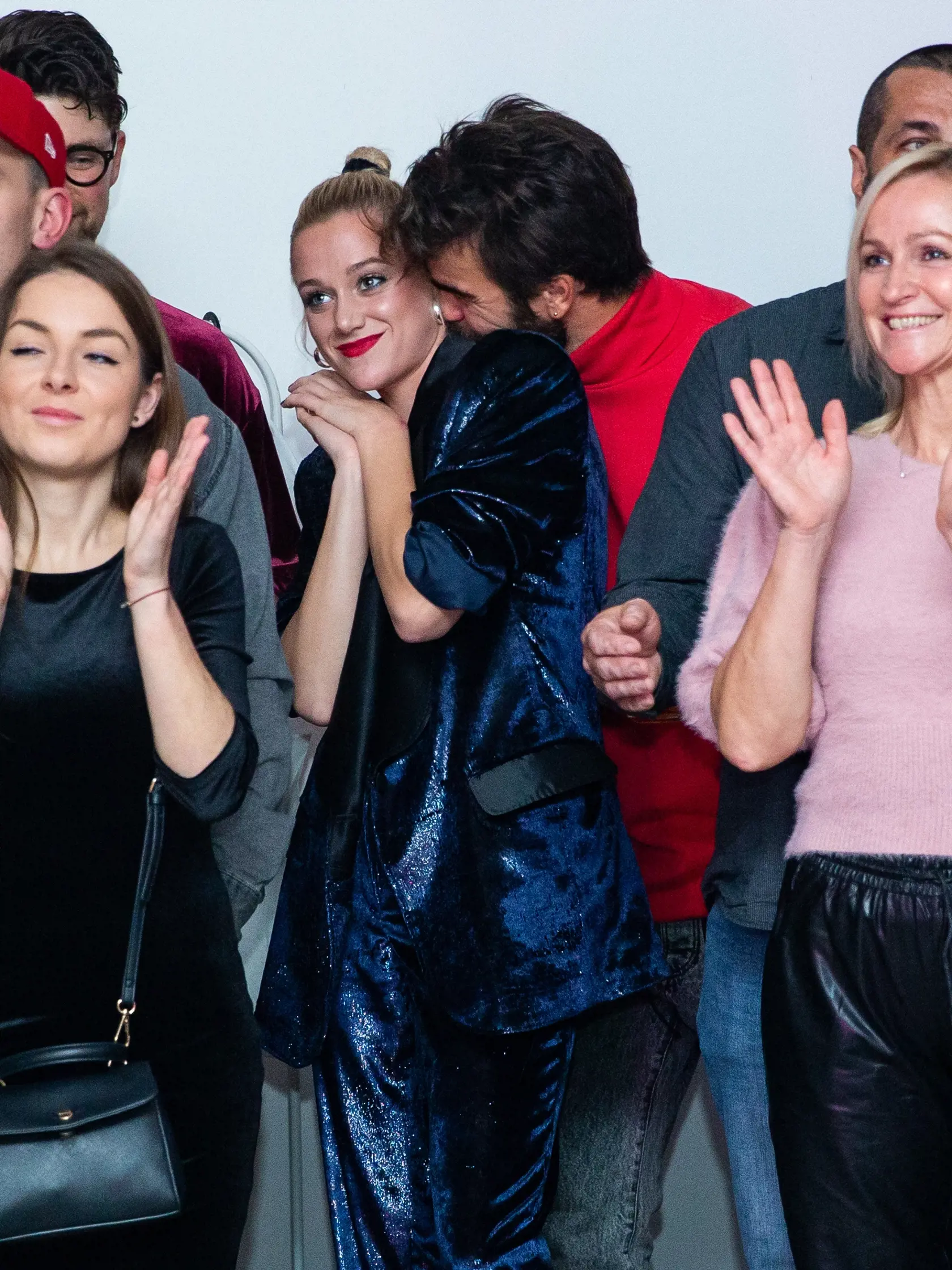 Filip Šebo prišiel podporiť svoju lásku Emmu Drobnú na jej premiéru nového klipu. V závere večera sa ku nej takto túlil... (vpravo speváčkina mama)