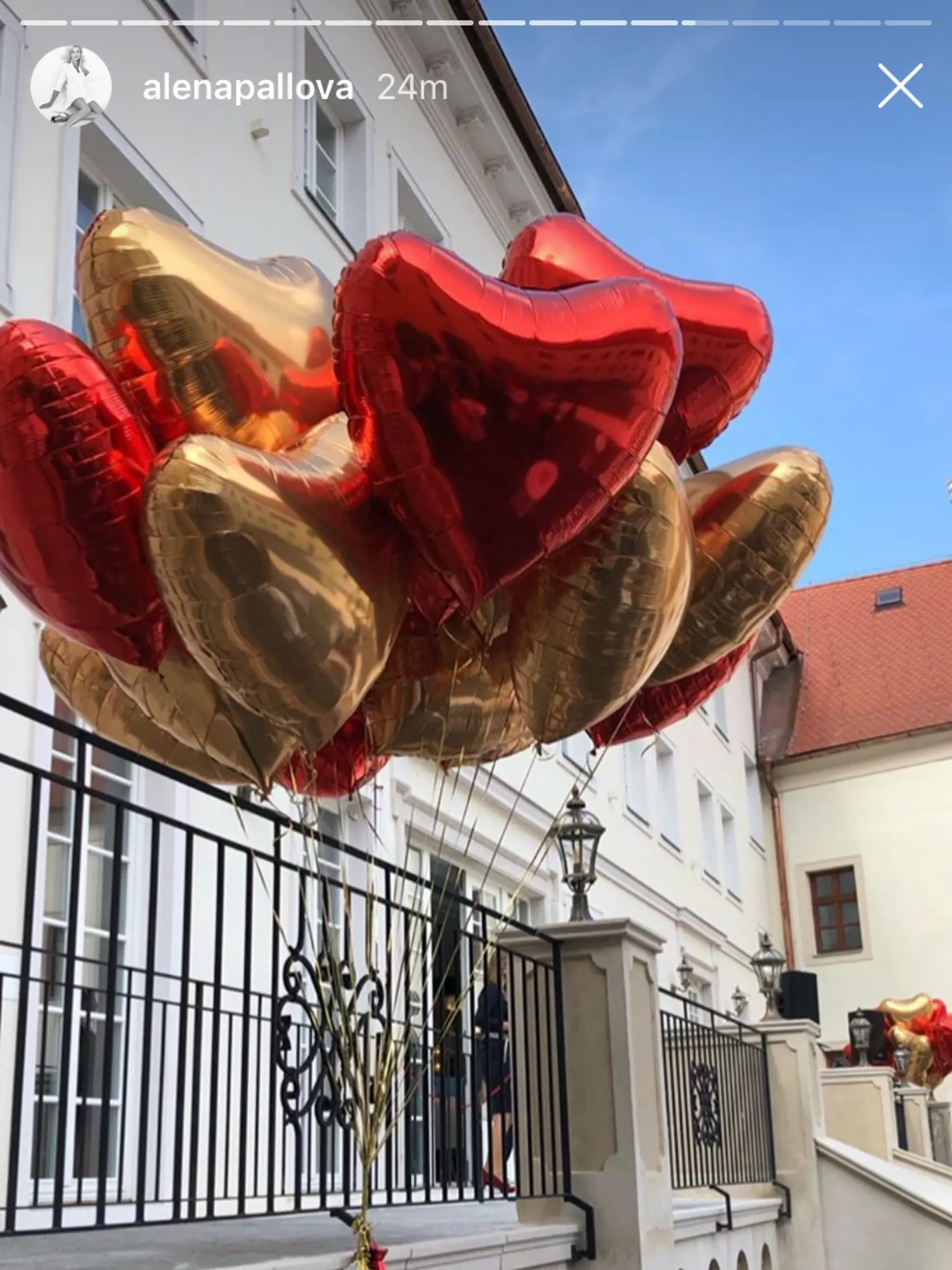 Jasmina a Rytmus zvolili zlato-červenú výzdobu balónov v tvare srdca.