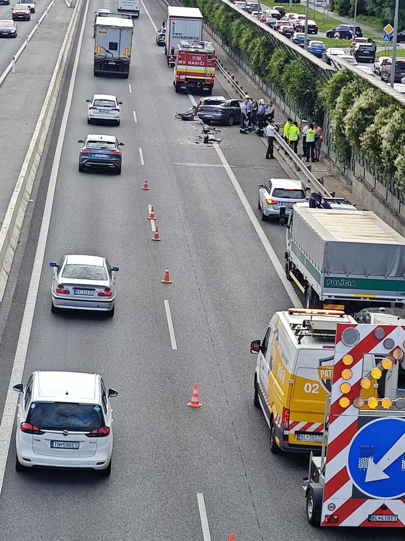 Premávka bola v danom uvedenom úseku usmerňovaná a prejazdná v ľavom jazdnom pruhu.