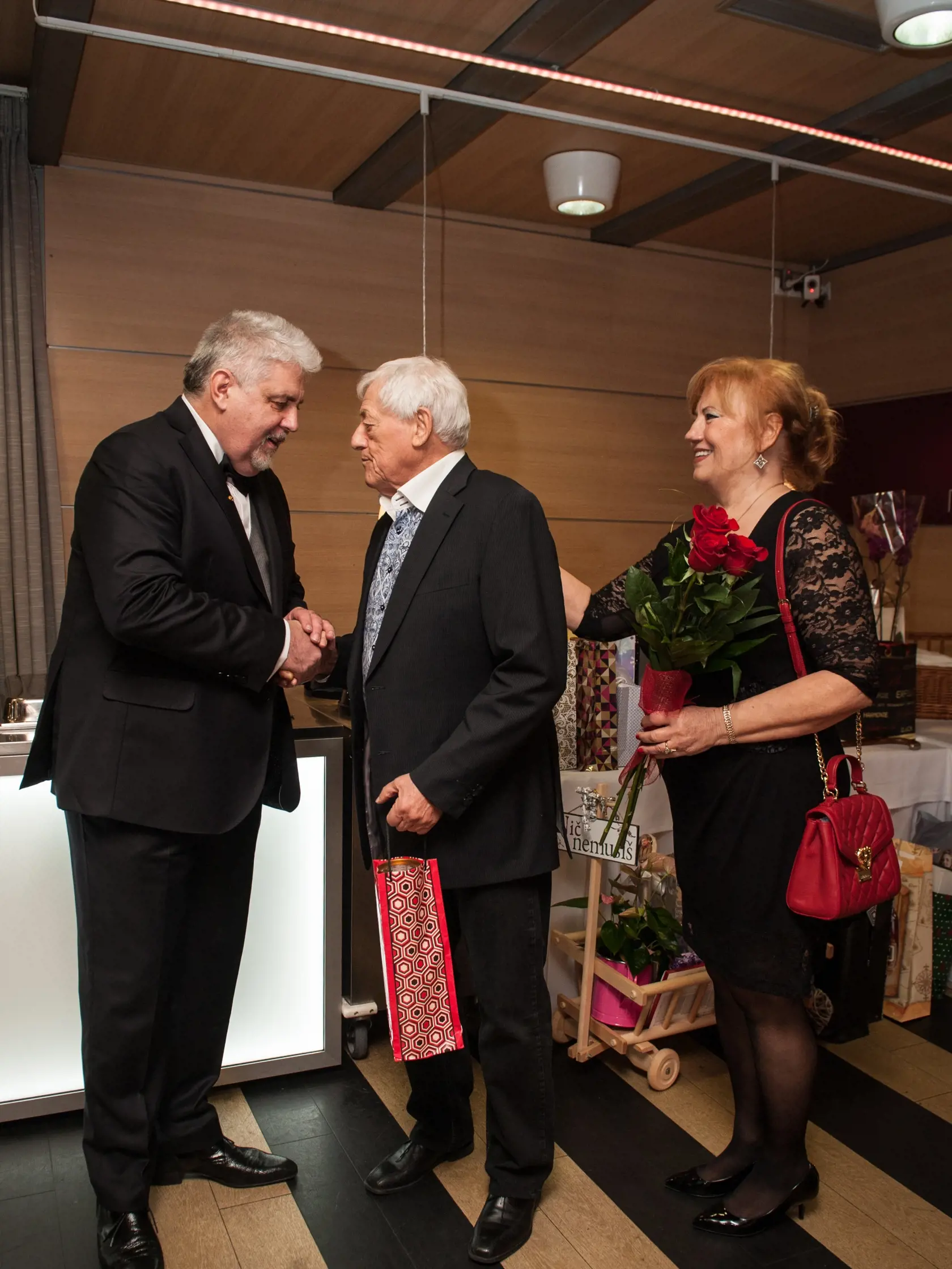 Na snímke narodeniny, 60 rokov Oliver Andrásy, na lodi v Petržalke.