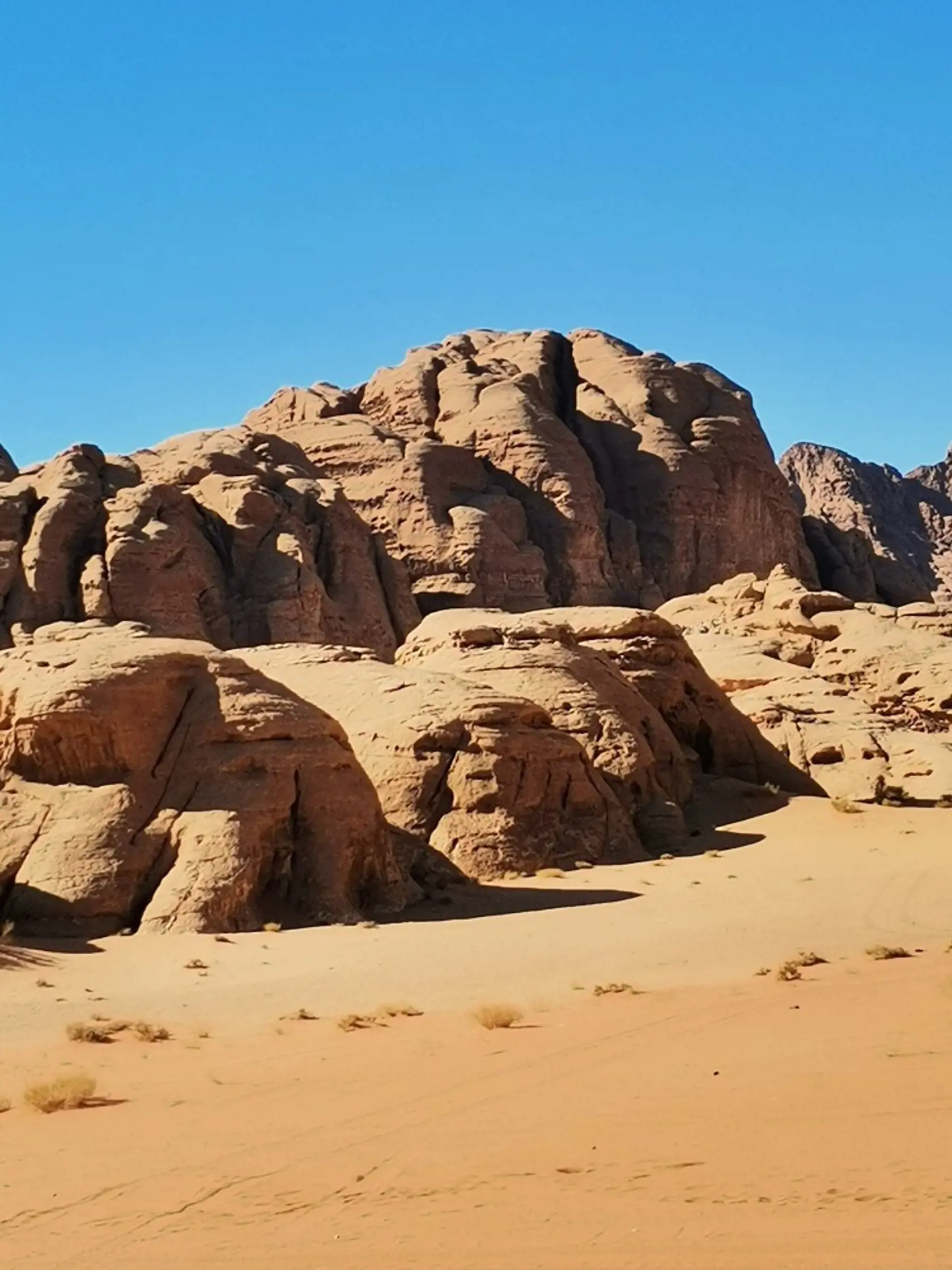 Obľúbené Jordánsko, kde je teraz aj Daniela, ukrýva  Wadi Rum, najfarebnejšiu púšť Blízkeho Východu. Je bohatá aj na zážitky. Beduíni, ktorí tam žijú majú každý dve ženy. Jedna sa stará o deti a druhá o beduína.