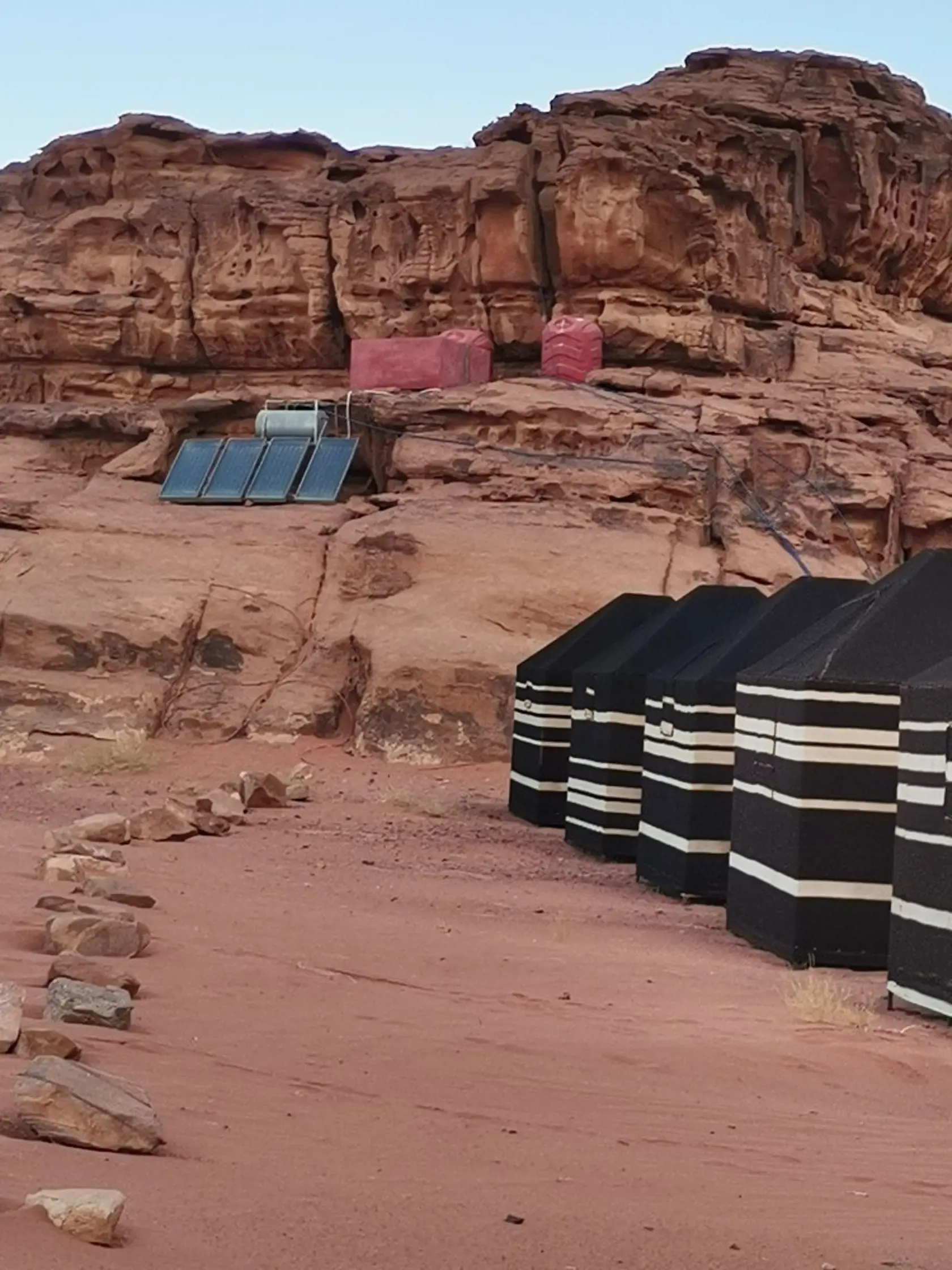 Na púšti Wadi rum žijú beduini, dožívajú sa 90-100 rokov. Deti  tam chodia do školy 12 rokov a od 1. triedy sa učia anglický jazyk.