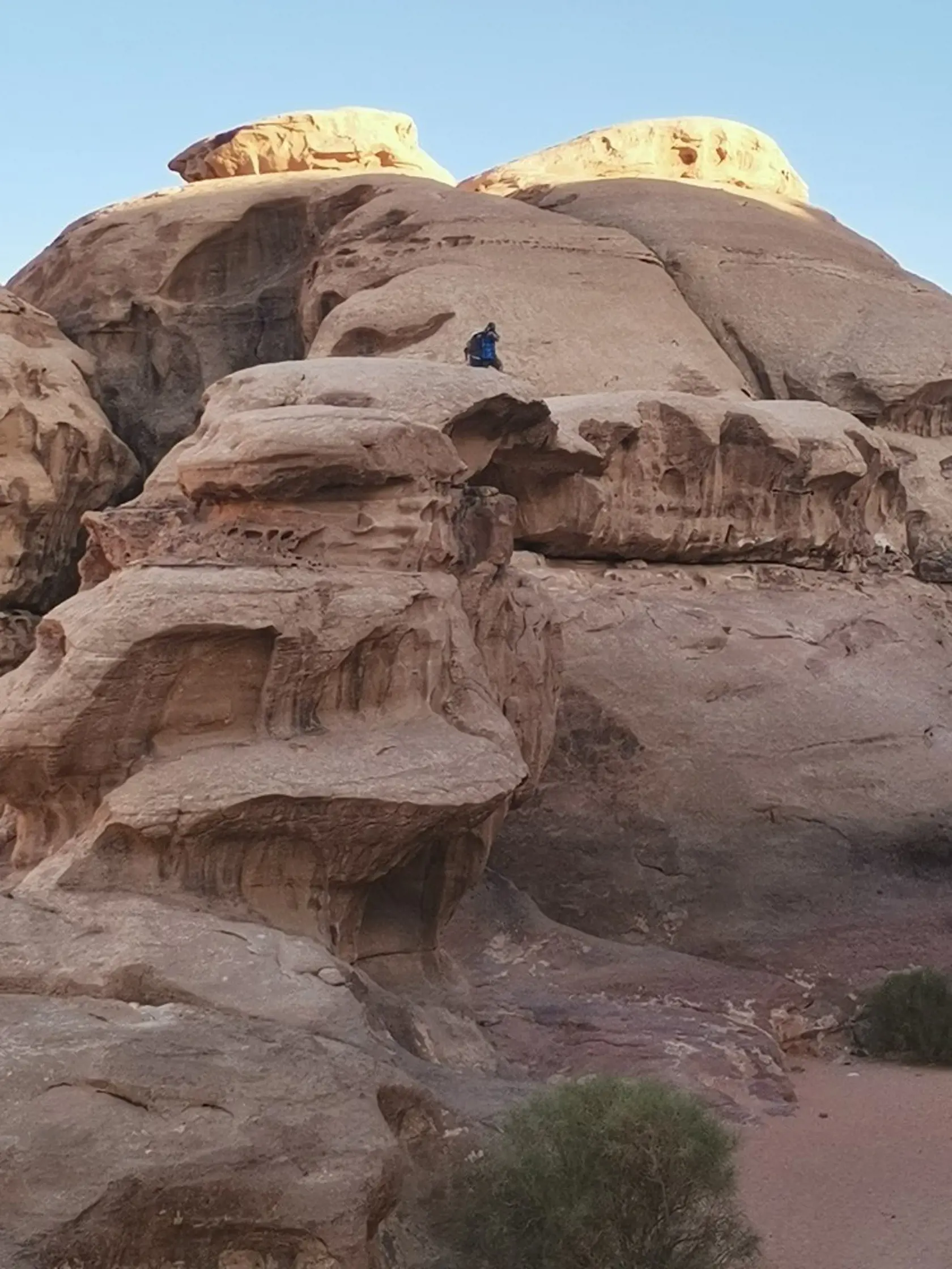 Obľúbené Jordánsko, kde je teraz aj Daniela, ukrýva  Wadi Rum, najfarebnejšiu púšť Blízkeho Východu.  Žijú tam beduini. Každý má dve ženy, jedna žena sa v dedine, ke je škola,  stará o všetky deti, druhá sa stará o beduina, ktorý pasie dobytok.