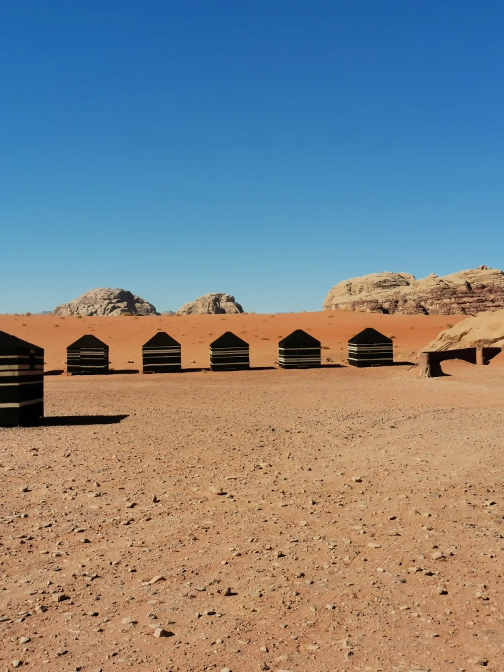 Obľúbené Jordánsko, kde je teraz aj Daniela, ukrýva  Wadi Rum, najfarebnejšiu púšť Blízkeho Východu. Je bohatá aj na zážitky. Beduíni, ktorí tam žijú majú každý dve ženy. Jedna sa stará o deti a druhá o beduína.