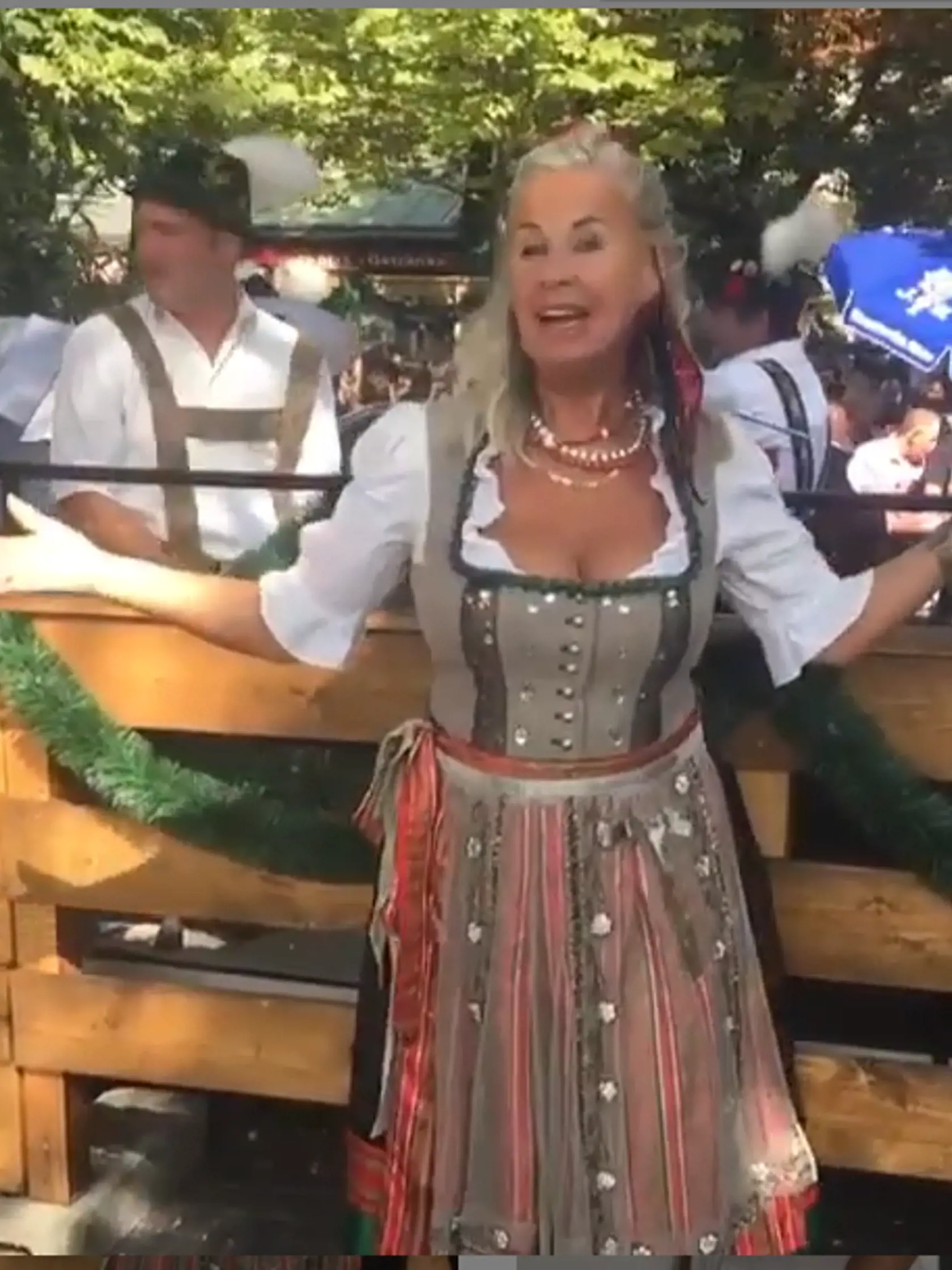 Eva ukázala odhalený dekolt.