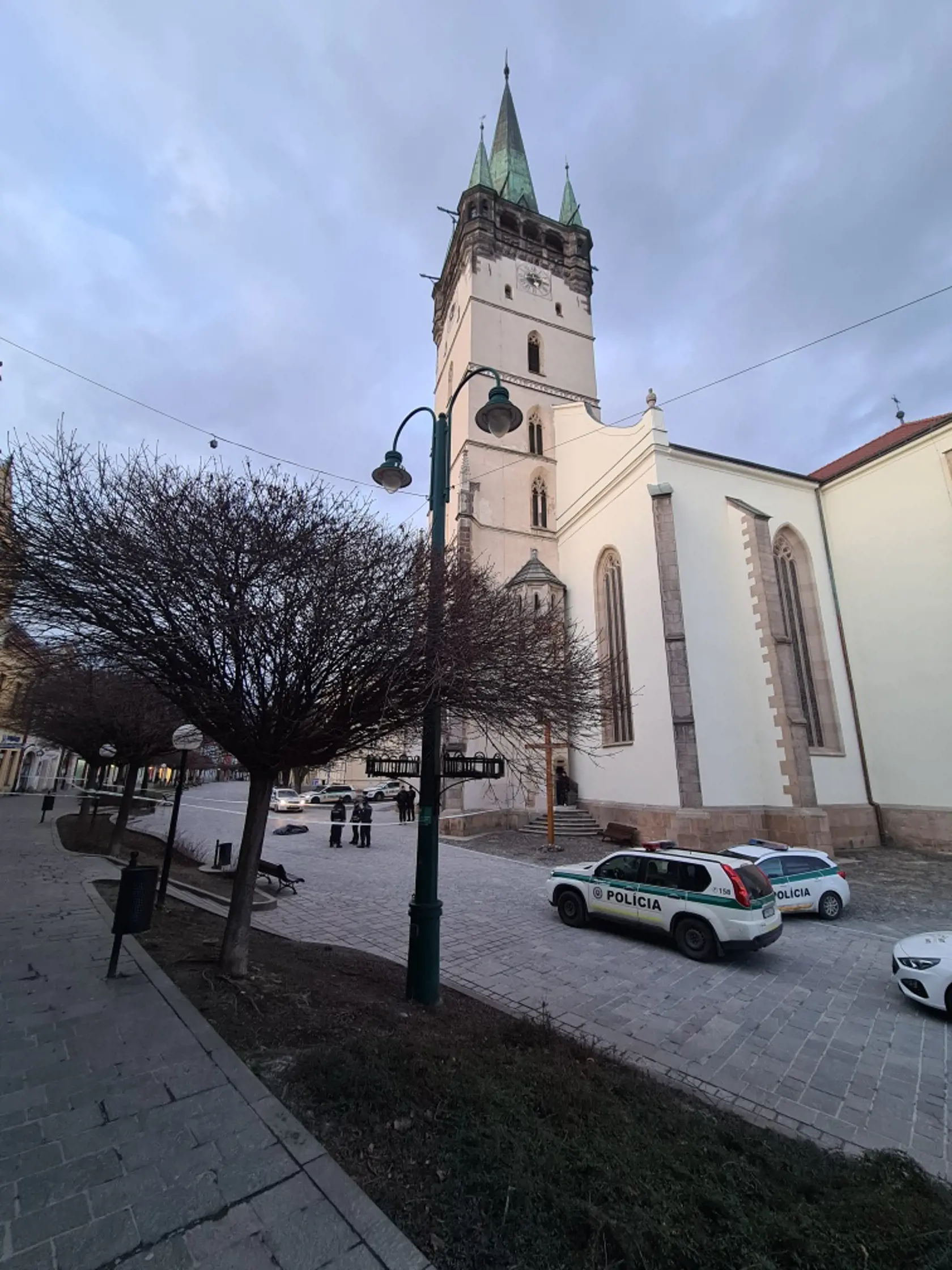 Telo mŕtveho mladého muža našli pod vežou prešovskej konkatedrály vysokej 71 metrov.