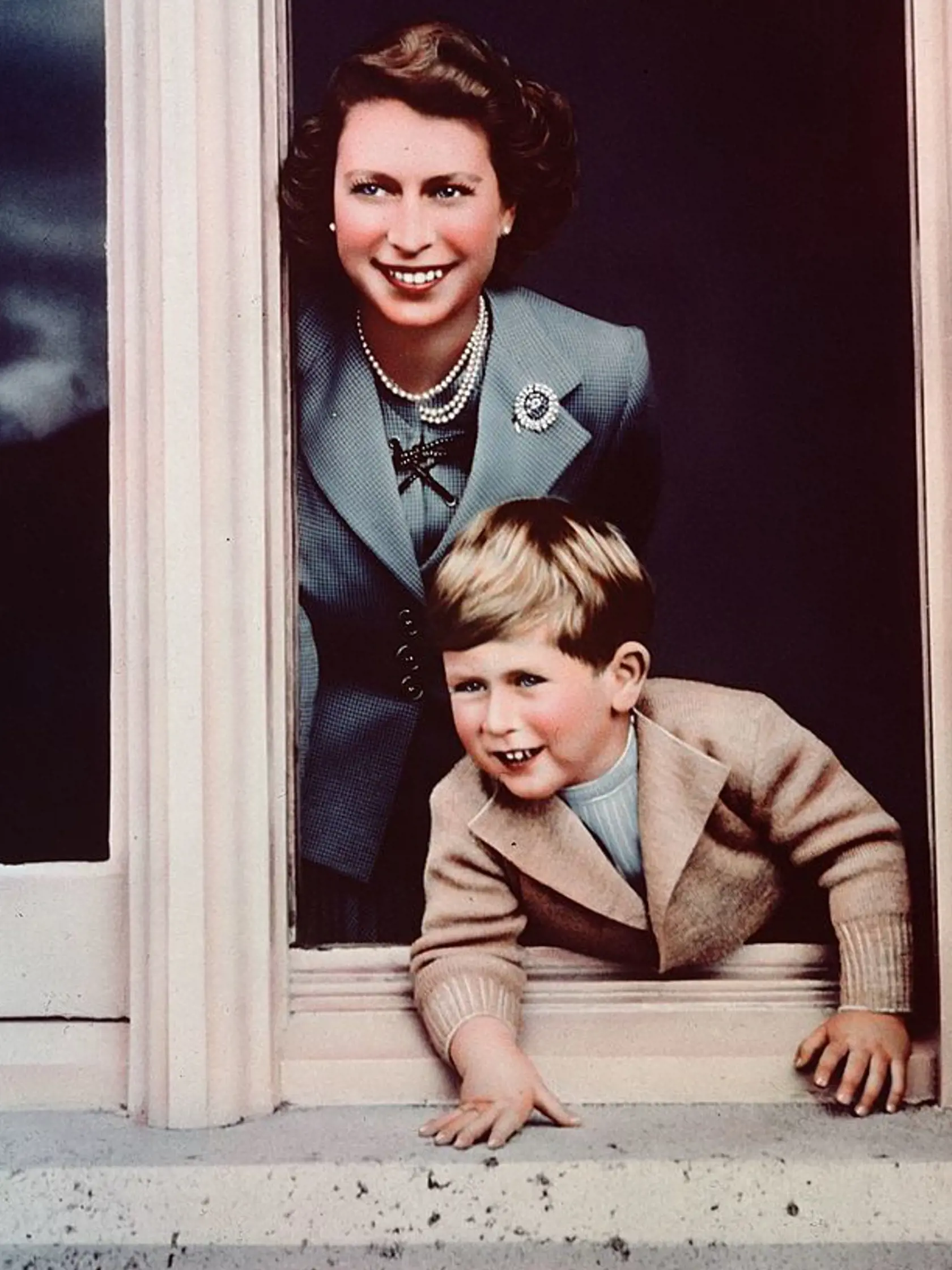 Kráľovná Alžbeta a malý princ Charles na prázdninách v Balmorale.