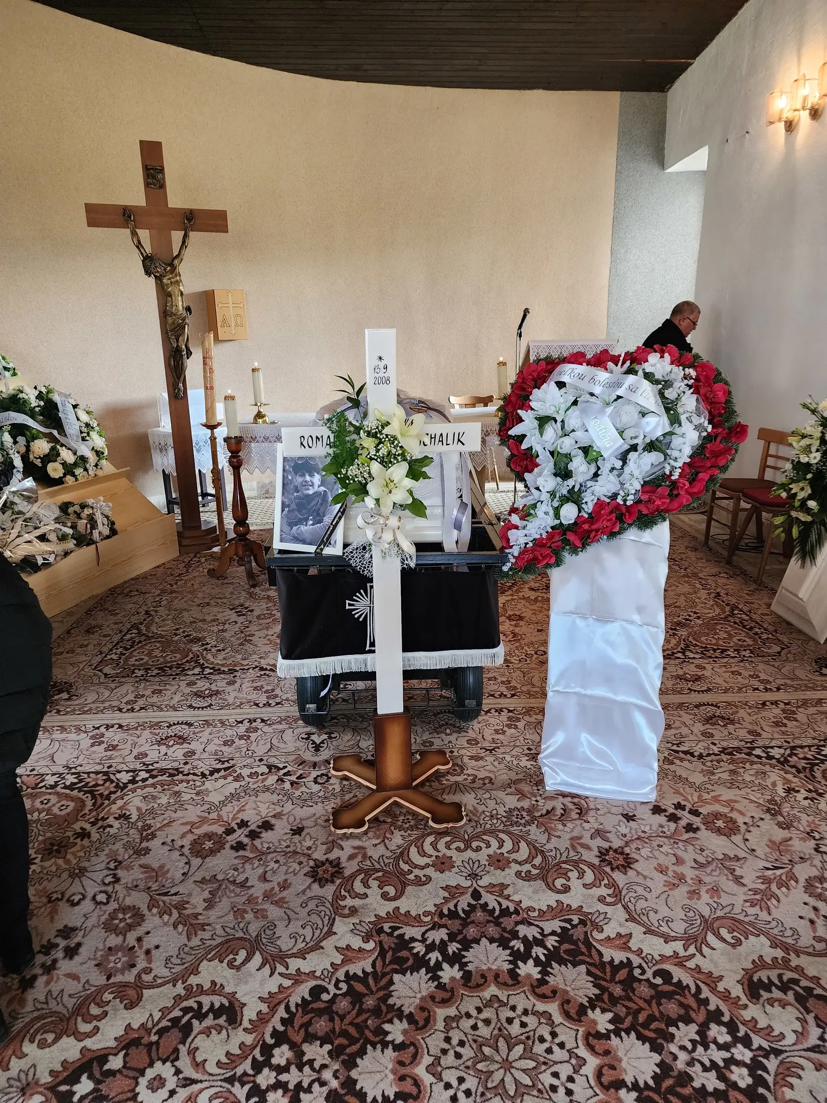 V Parchovanoch (okr. Trebišov) v nedeľu popoludní odprevadili blízki, kamaráti i rodičia na poslednej ceste Romana († 15). 