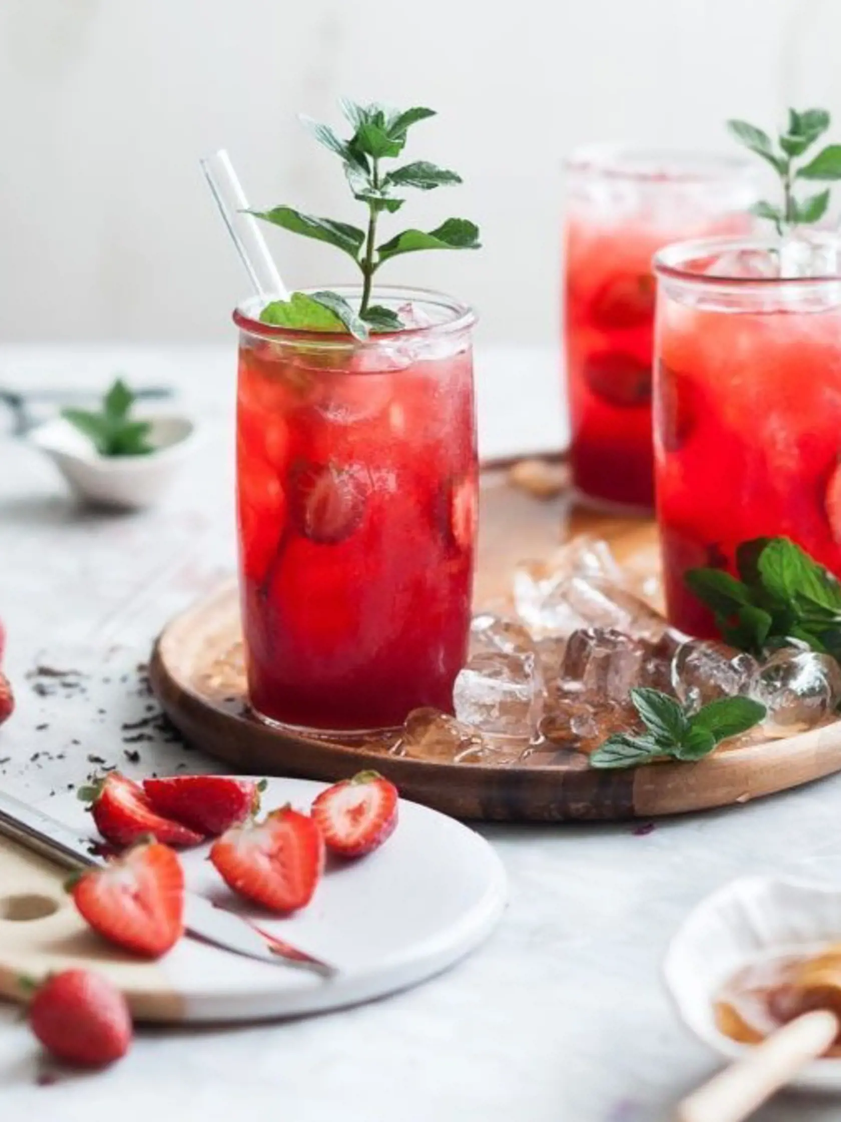 Jahodové mojito: Okrem limetky a mäty v pohári rozdrvte aj niekoľko jahôd.