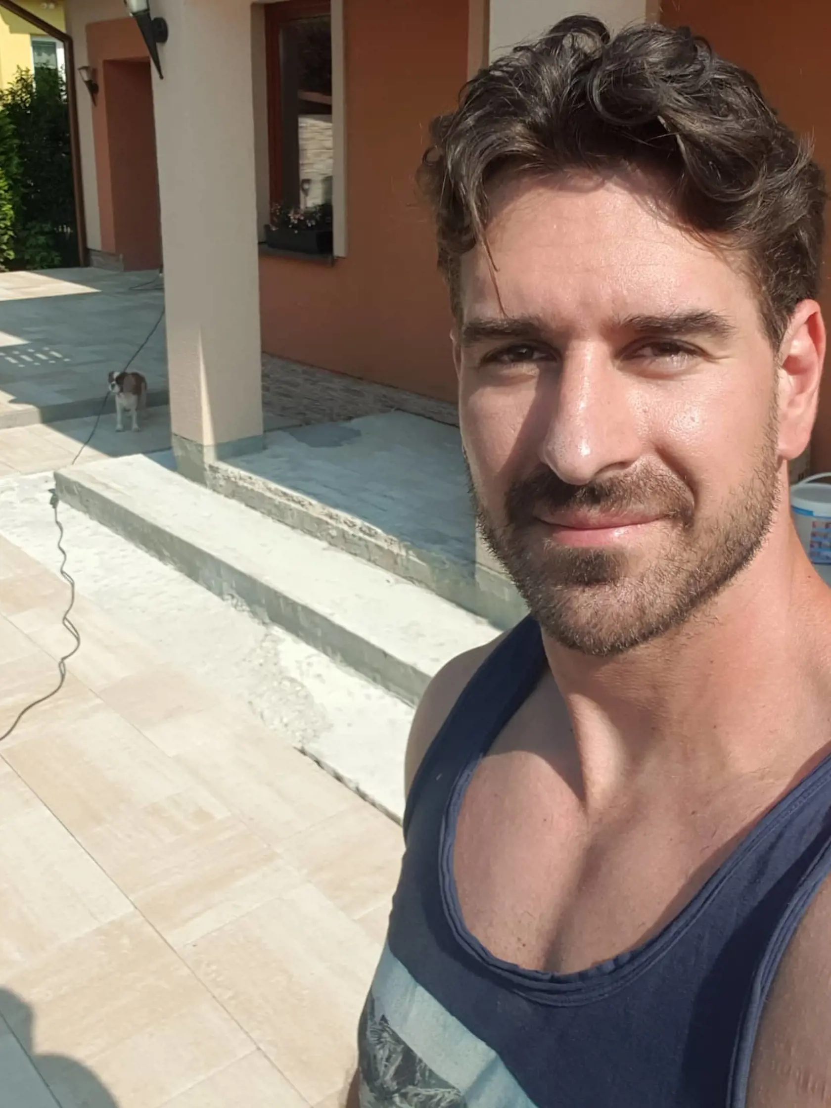 Boris Valábik sa po zavesení korčuli na klinec presunul pred televízne kamery.