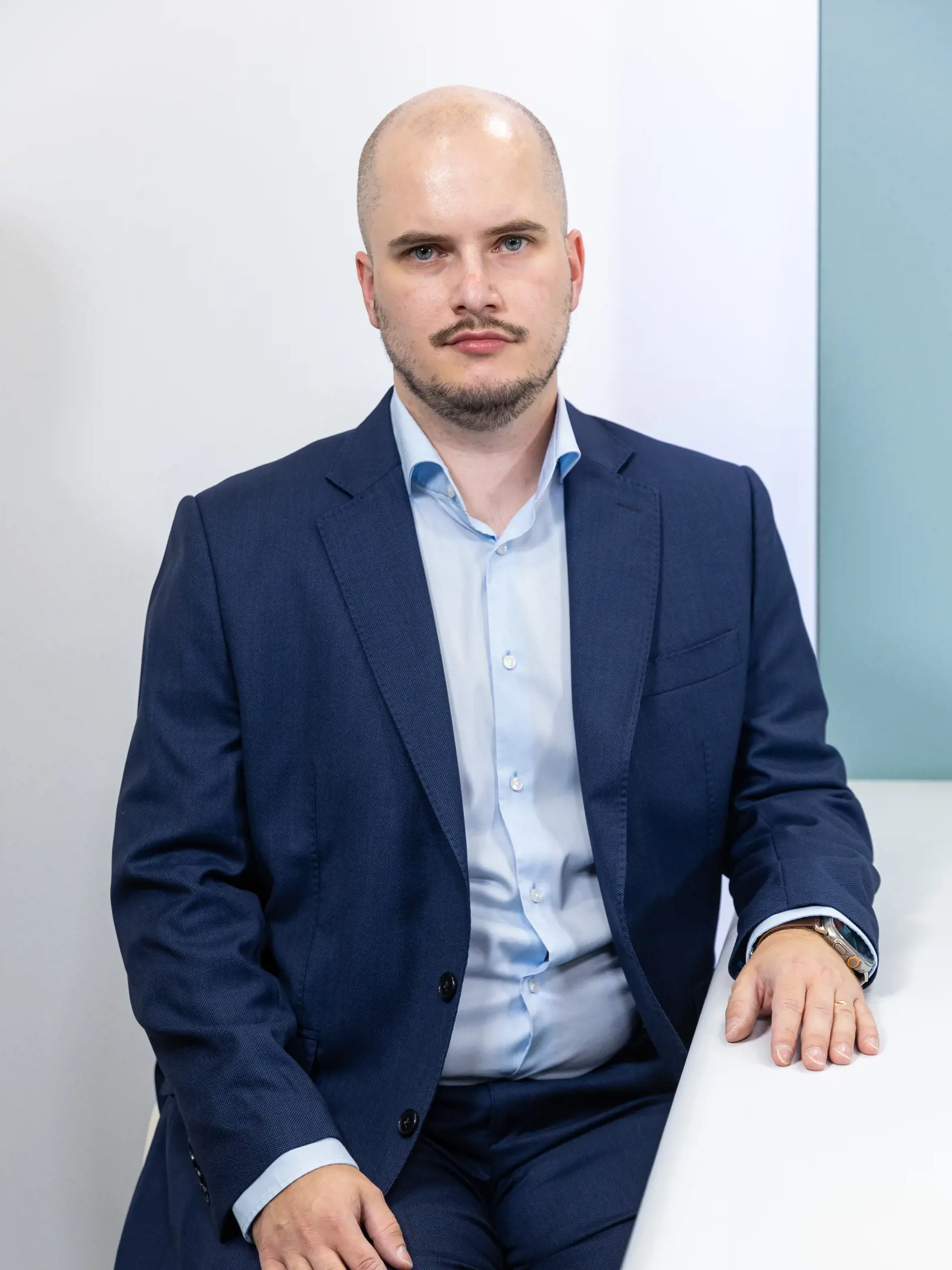 Novinár Adam Valčeksa venuje investigatívnym kauzám.